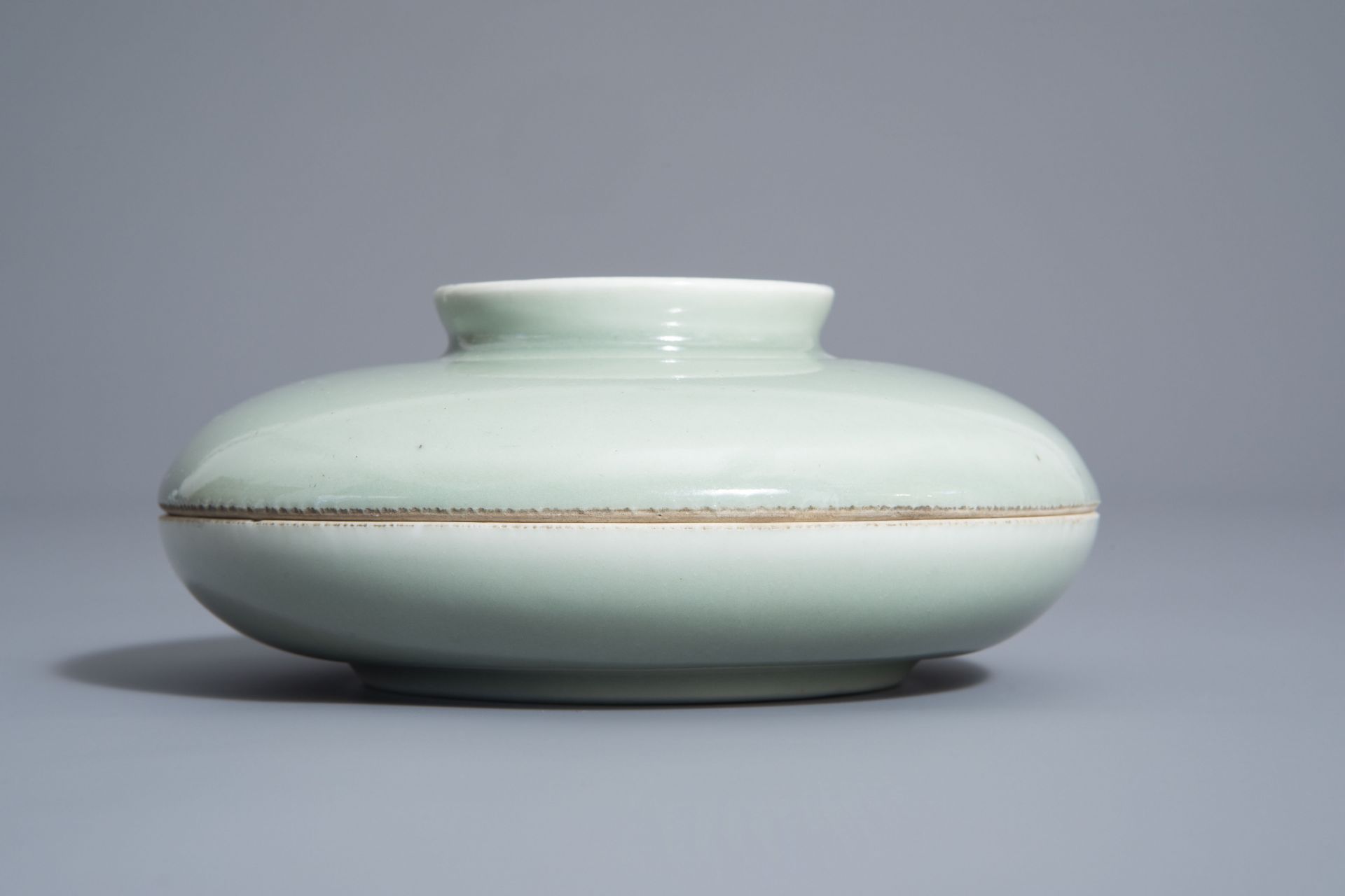 A Chinese celadon spice box, Qianlong mark, 19th C. - Bild 5 aus 12