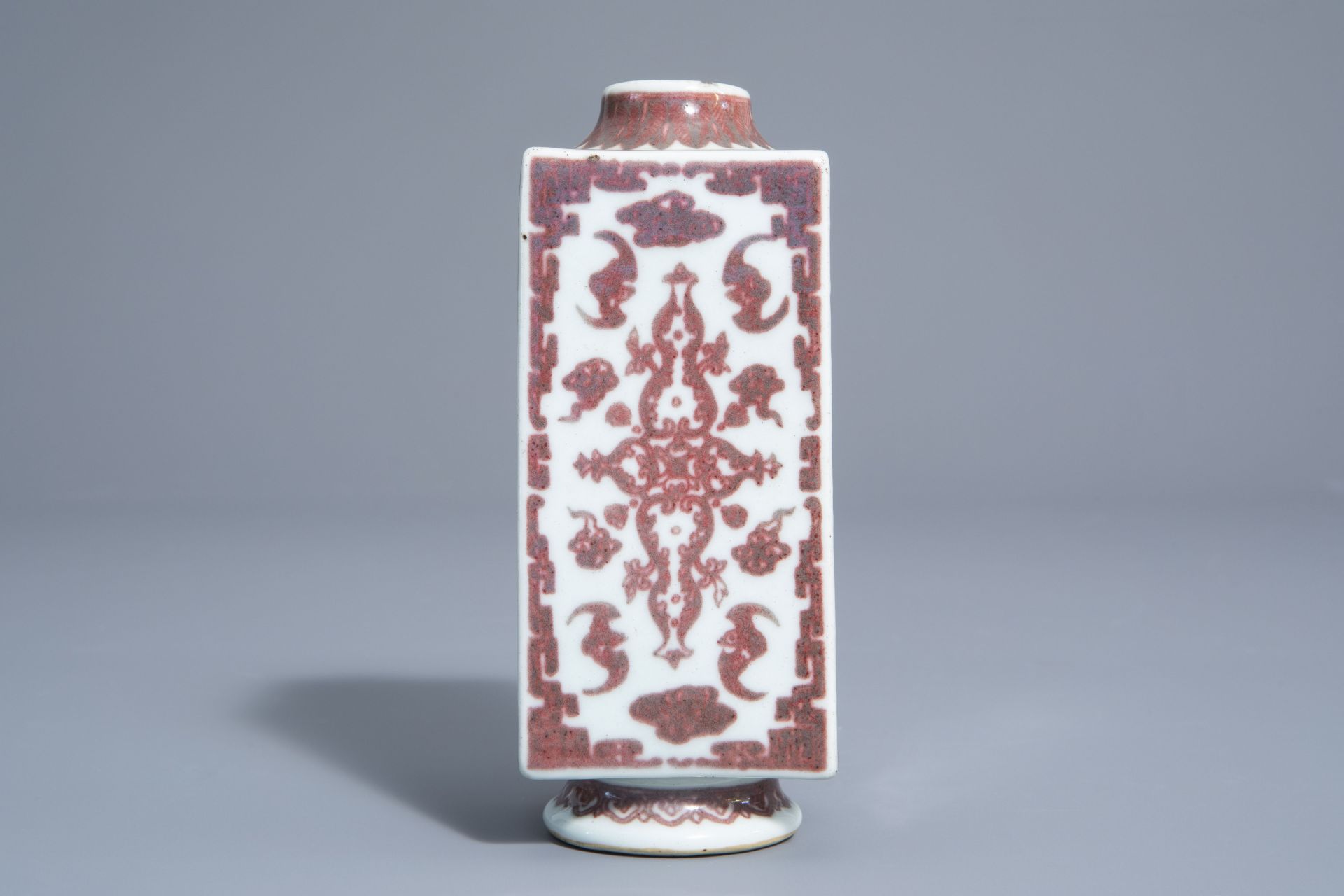 A Chinese cong shaped underglaze red 'bats' vase, Qianlong mark, 19th/20th C. - Bild 3 aus 7