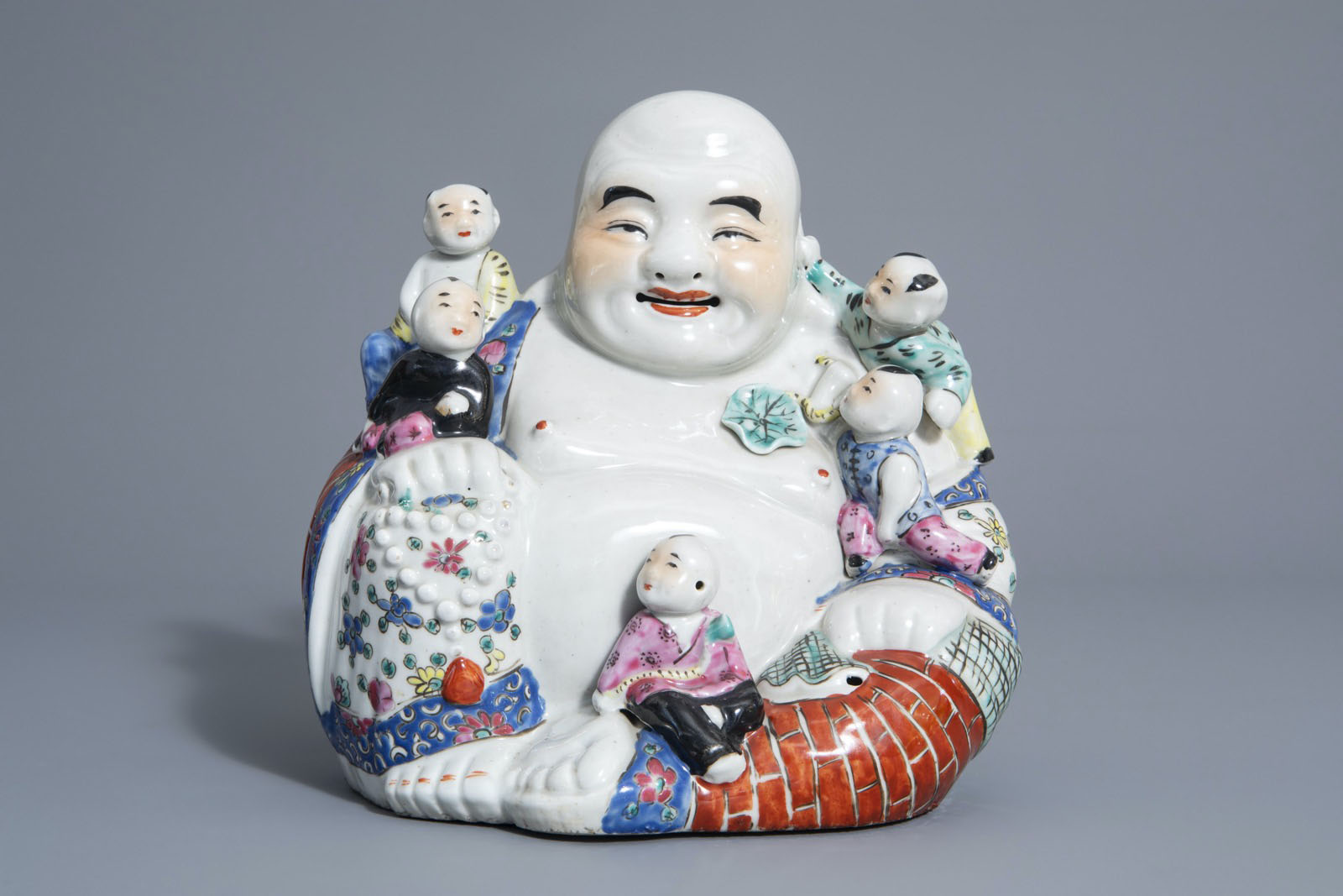 A Chinese famille rose figure of Buddha with children, 19th/20th C. - Image 2 of 8