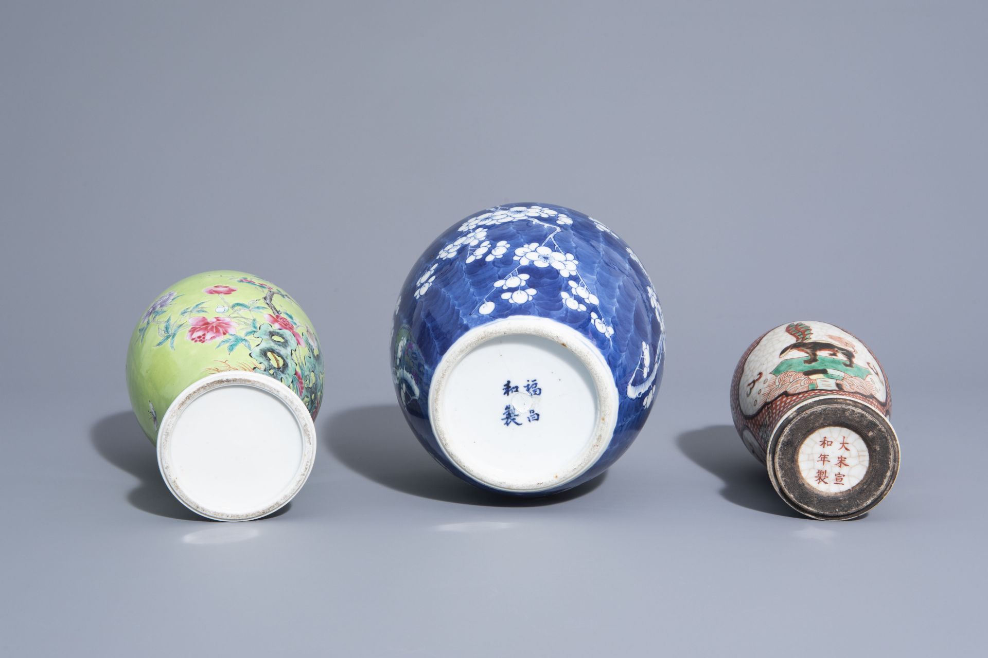 Three Chinese famille rose, blue and white and crackleglazed vases, 19th/20th C. - Image 6 of 6