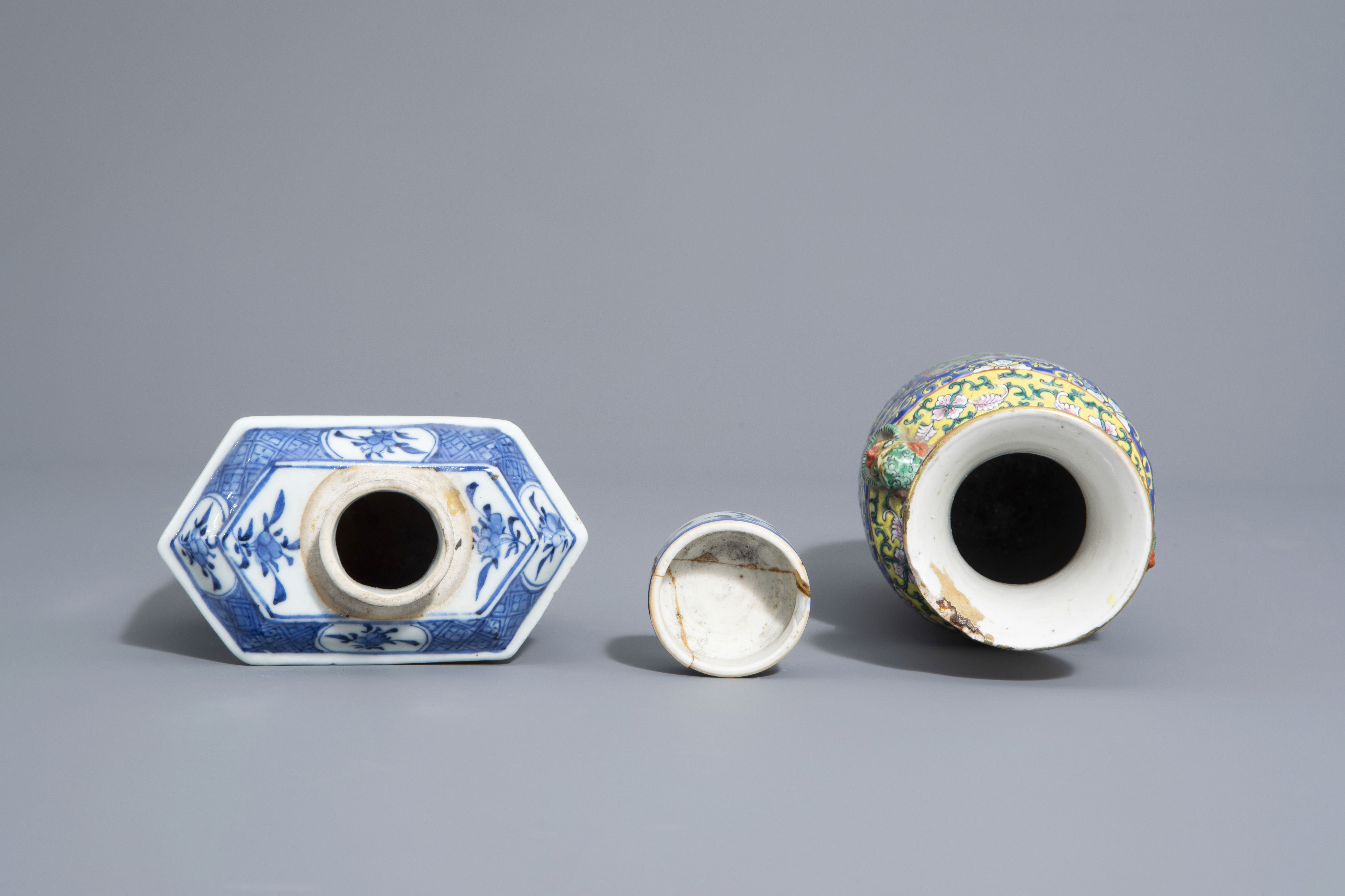 A varied collection of Chinese blue and white and famille rose porcelain, 19th/20th C. - Image 6 of 15