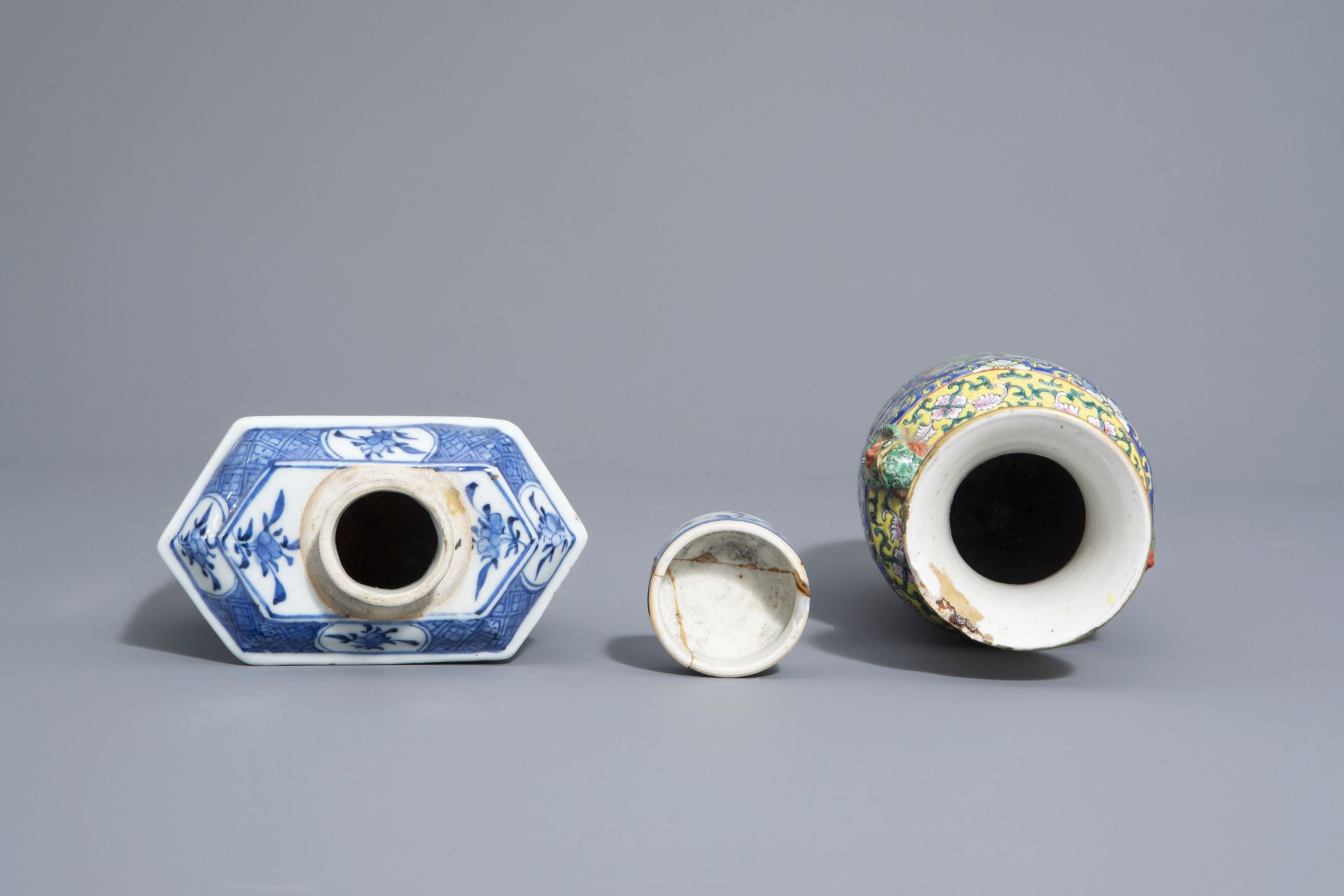 A varied collection of Chinese blue and white and famille rose porcelain, 19th/20th C. - Bild 6 aus 15