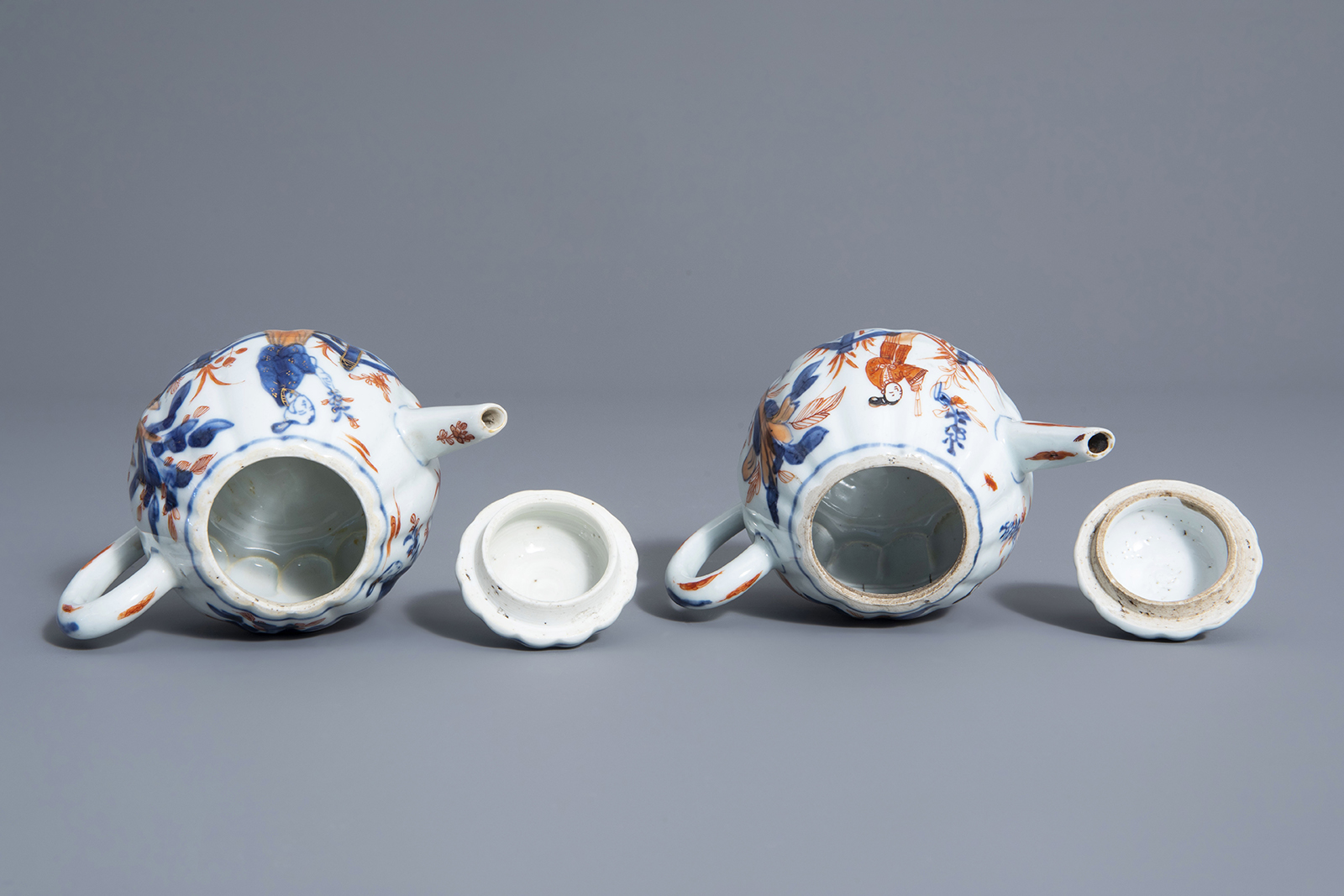 A pair of Chinese Imari style teapots and covers with 'Long Eliza', Kangxi - Image 6 of 7