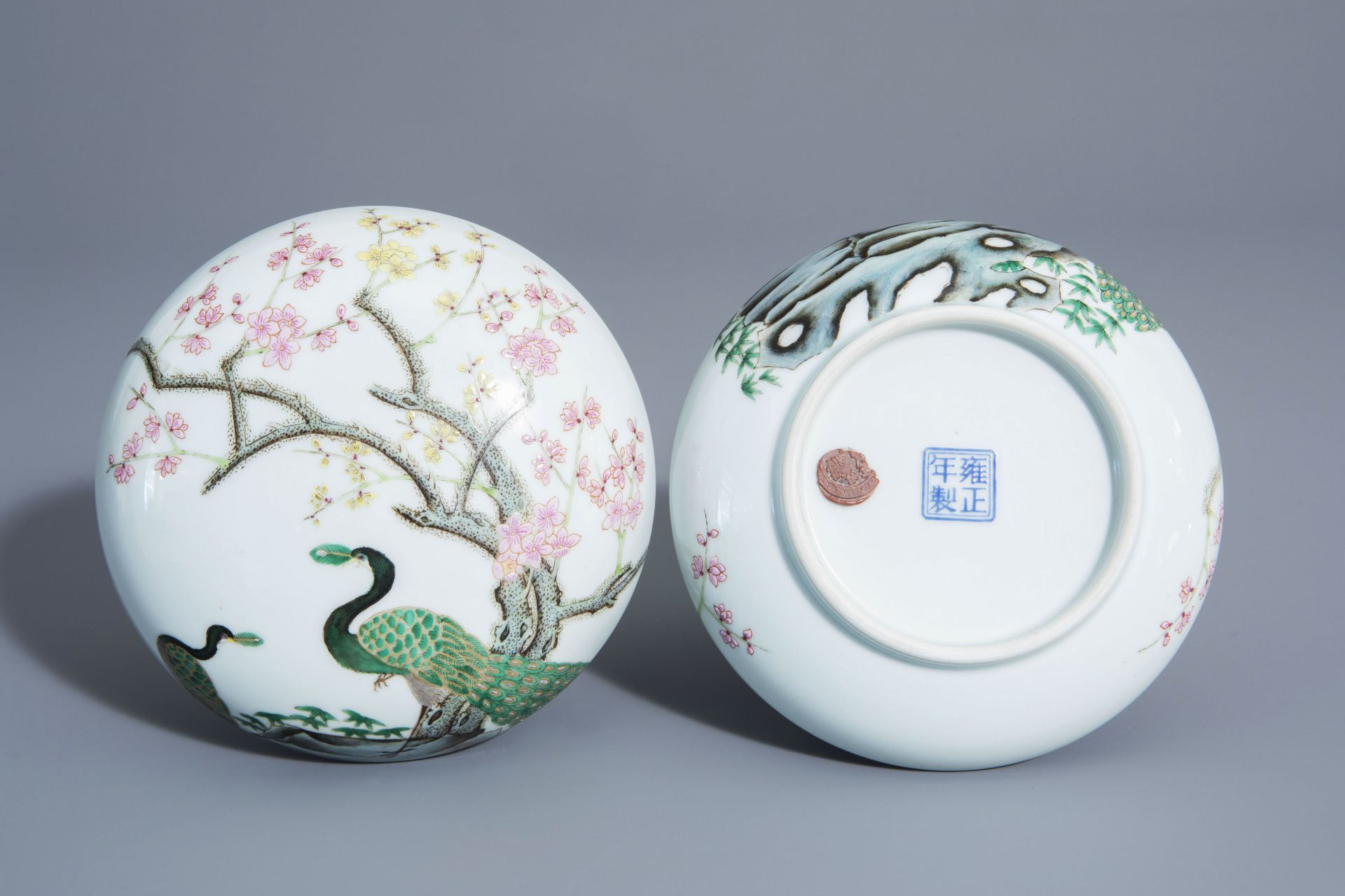 A Chinese famille rose covered box with peacocks, Yongzheng mark, 19th/20th C. - Bild 7 aus 7