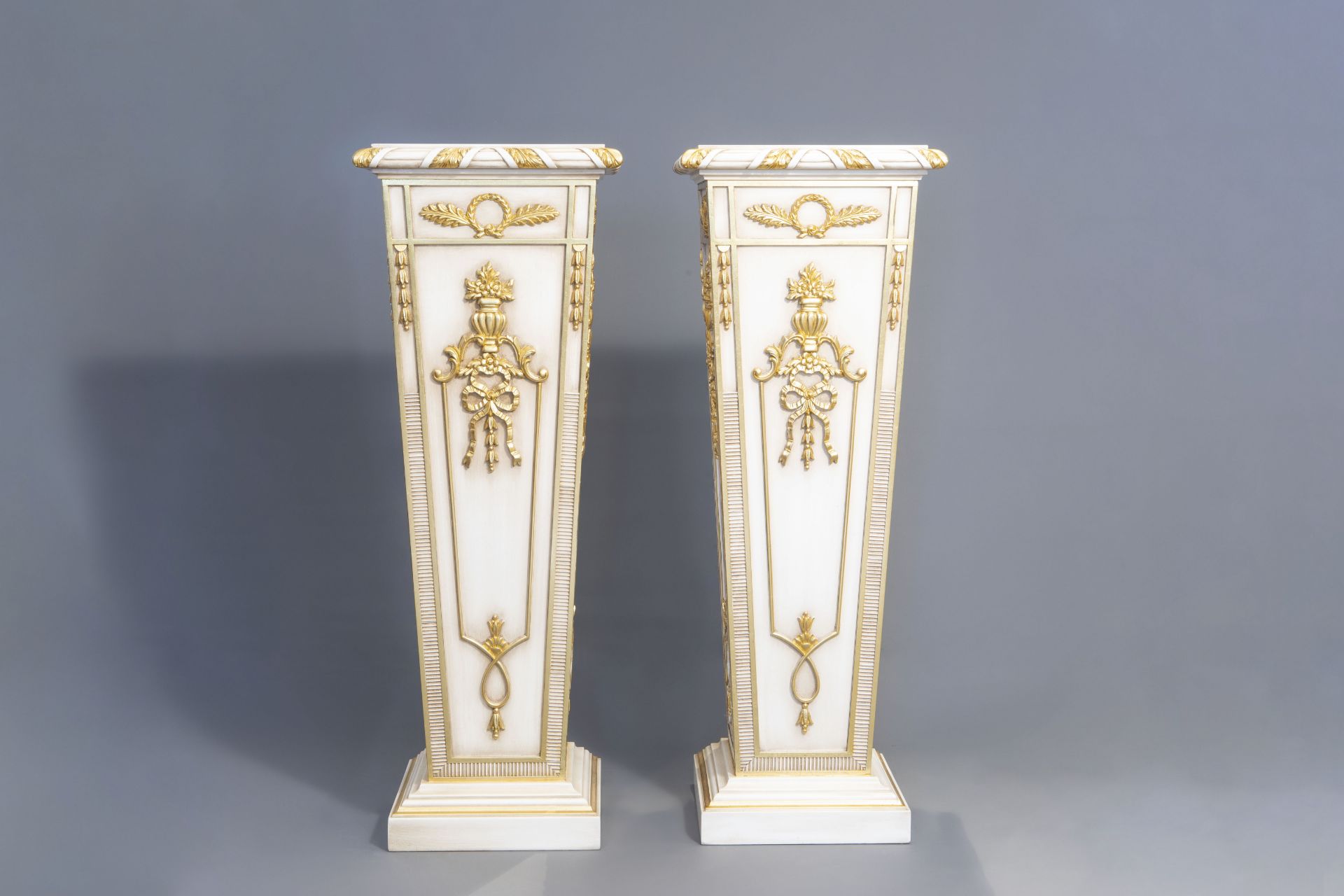 A pair of fine gilt and patinated wooden Empire style pedestals, presumably Italy, 20th C. - Image 5 of 7