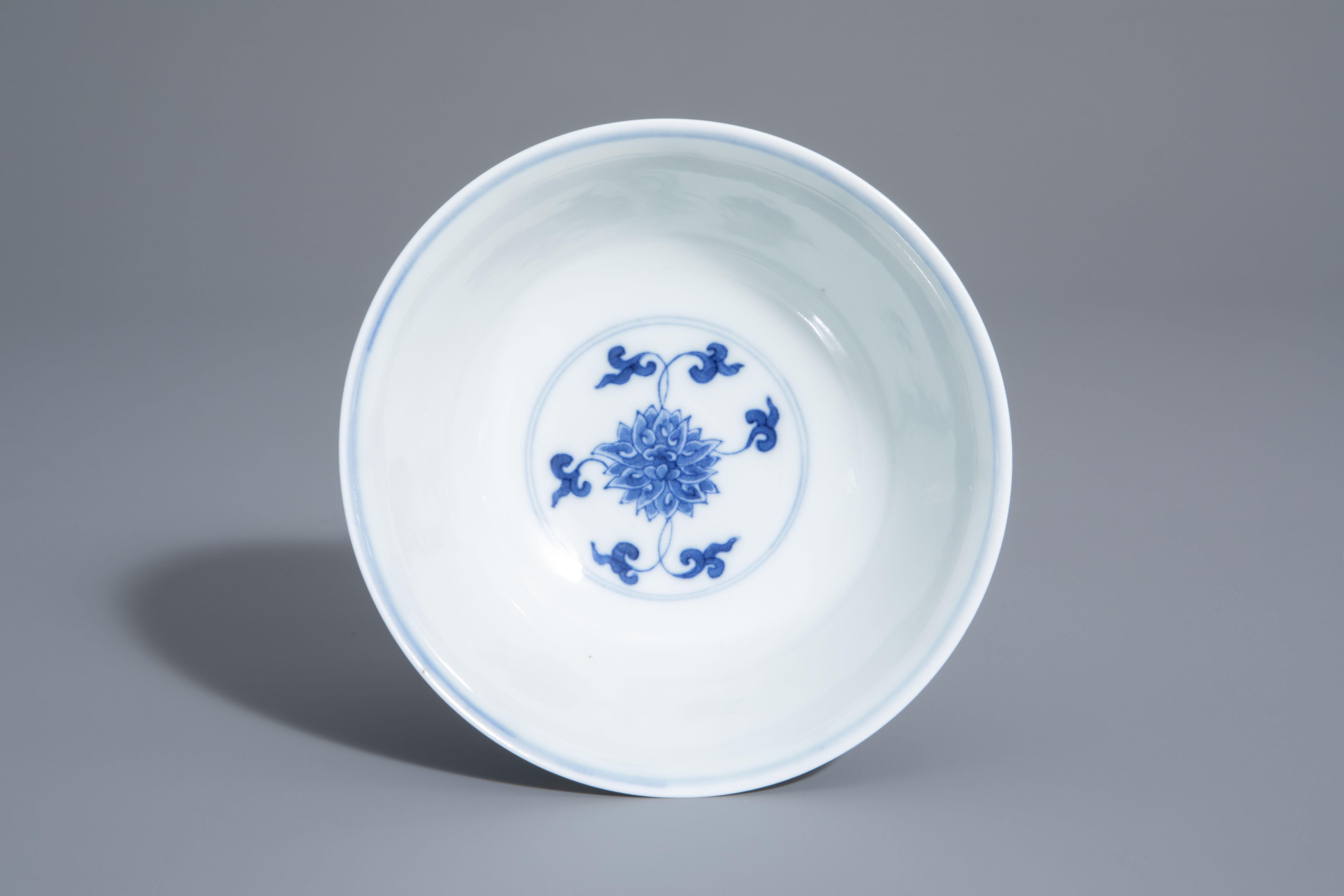 A Chinese blue and white 'lotus scroll' bowl, Kangxi mark, 19th/20th C. - Image 8 of 8