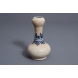 A Chinese blue and white crackle glazed garlic-head mouth vase, 19th C.