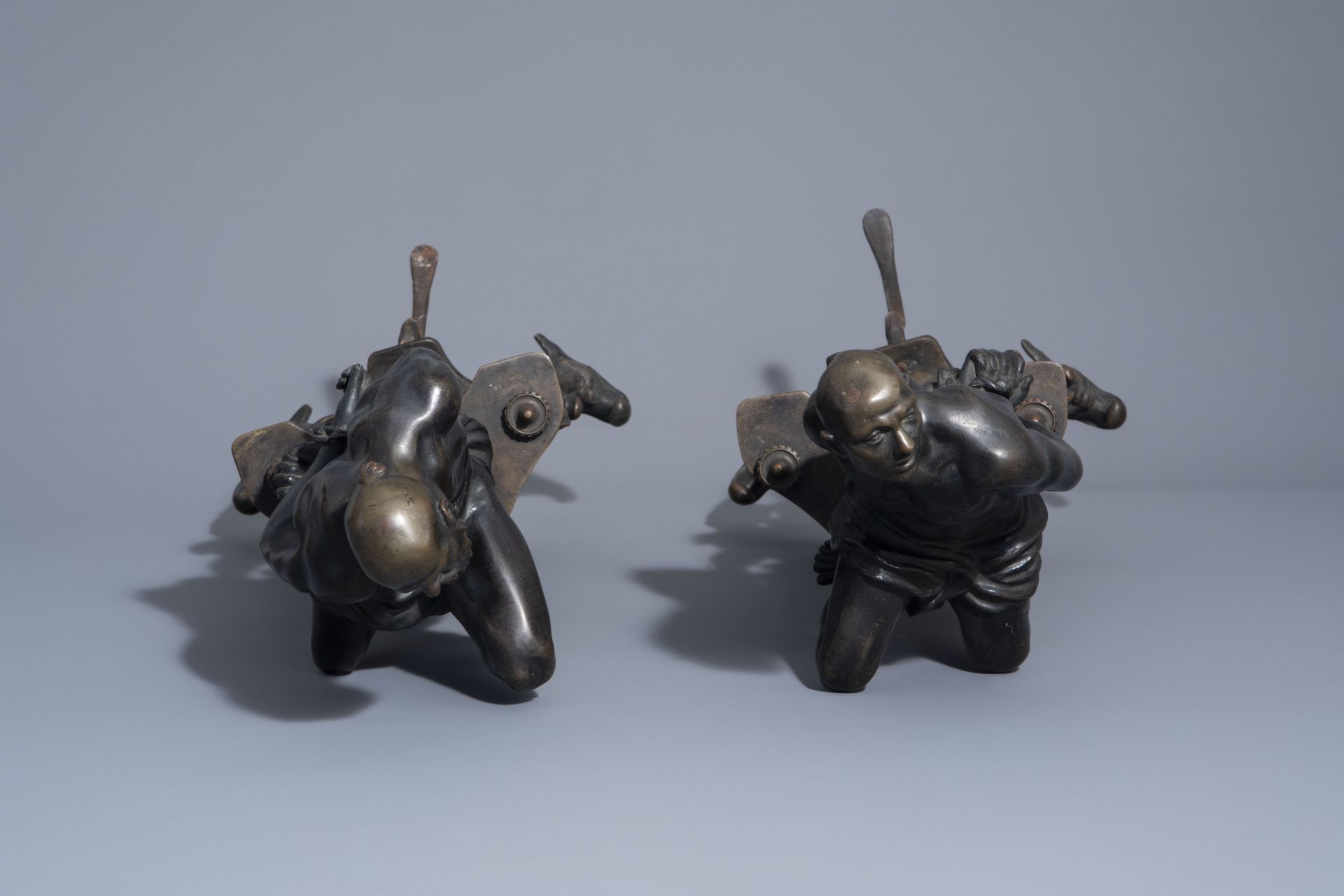 After Pietro Tacca (1577-1640): Andirons with Moorish slaves, patinated bronze, 17th C. & later - Image 6 of 9