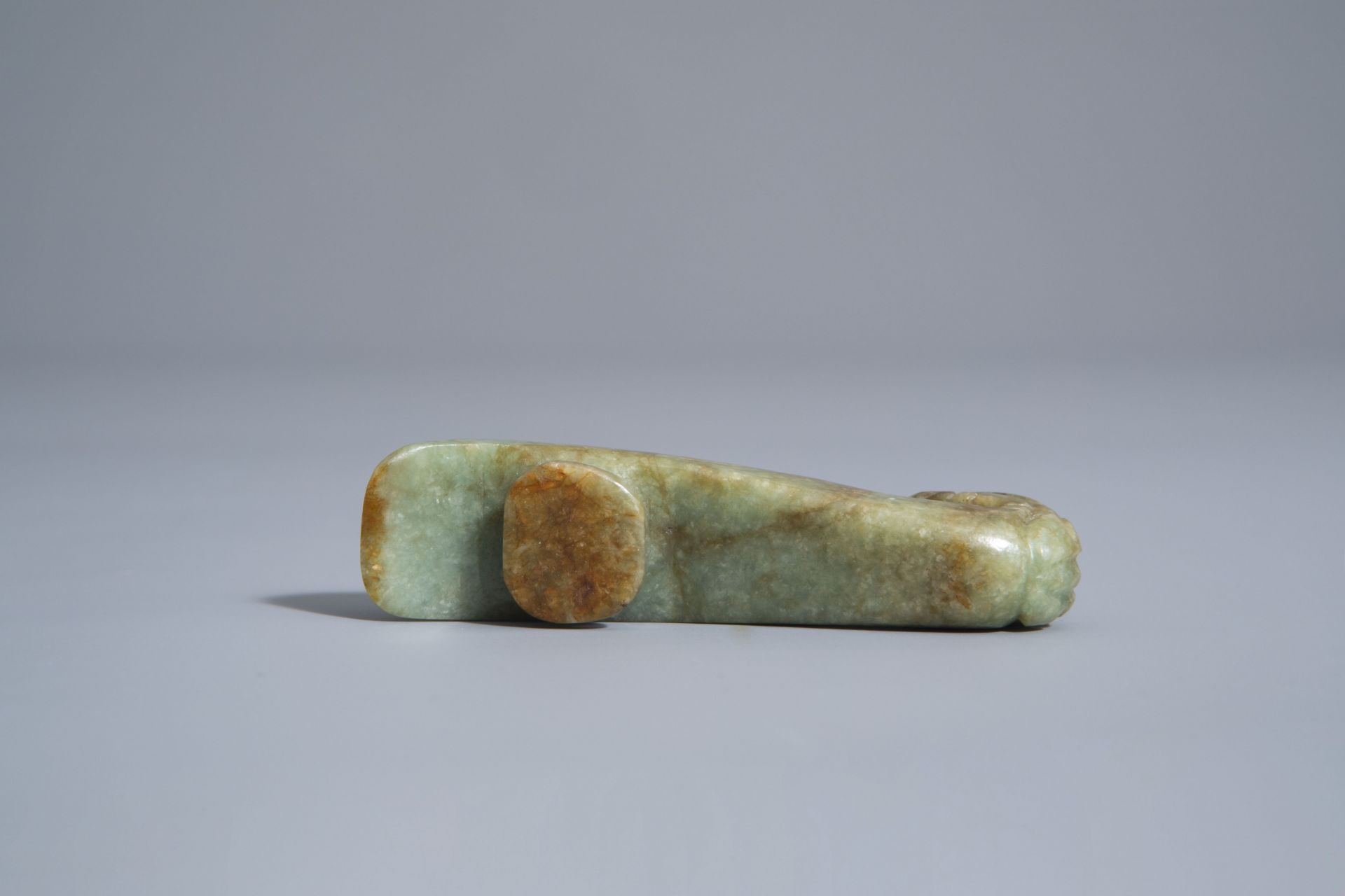 A Chinese carved jade belt hook, 19th/20th C. - Image 7 of 7