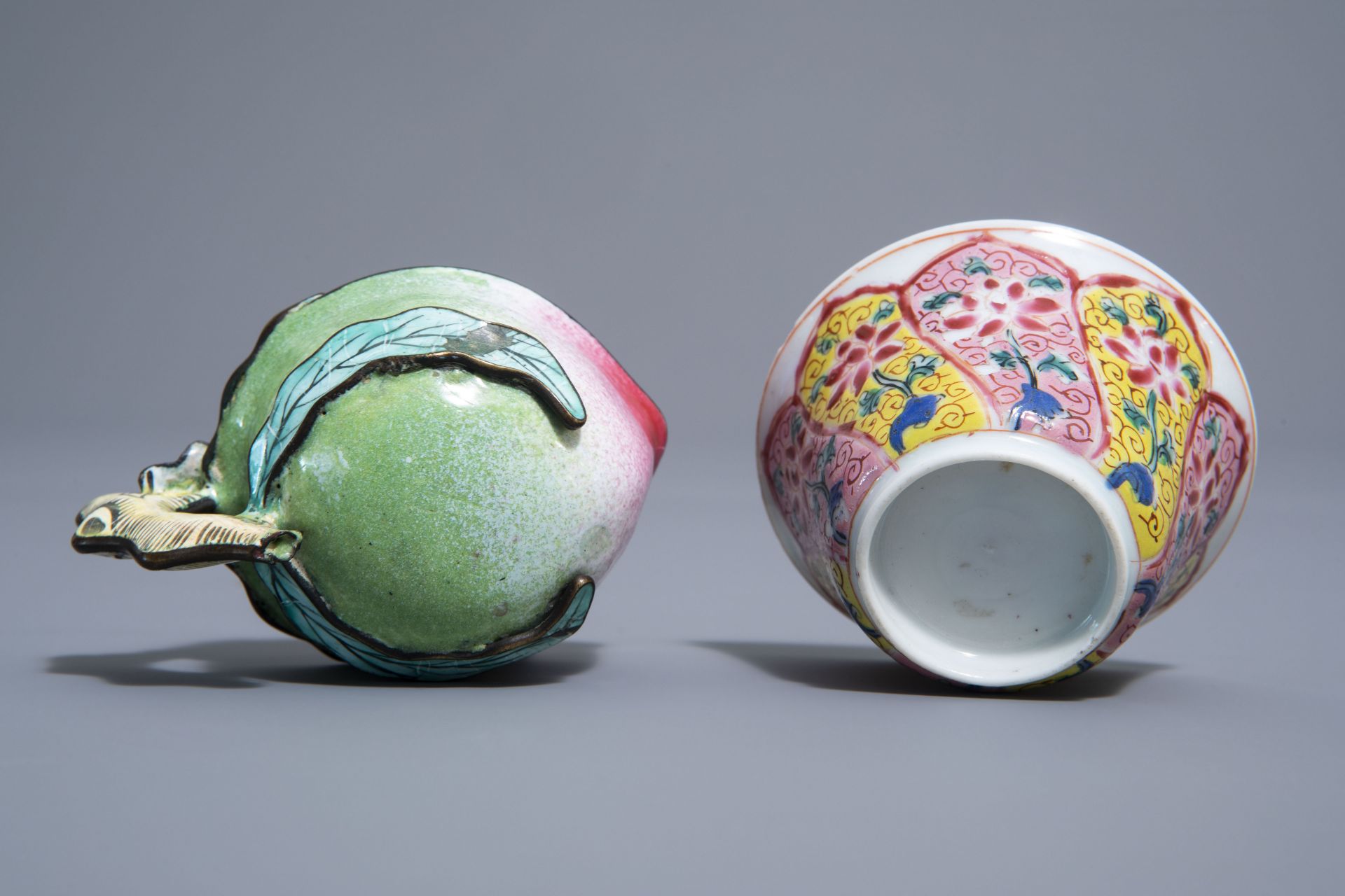 A Chinese famille rose cup and saucer and a Canton enamel peach shaped cup, Yongzheng/Qianlong - Bild 9 aus 9