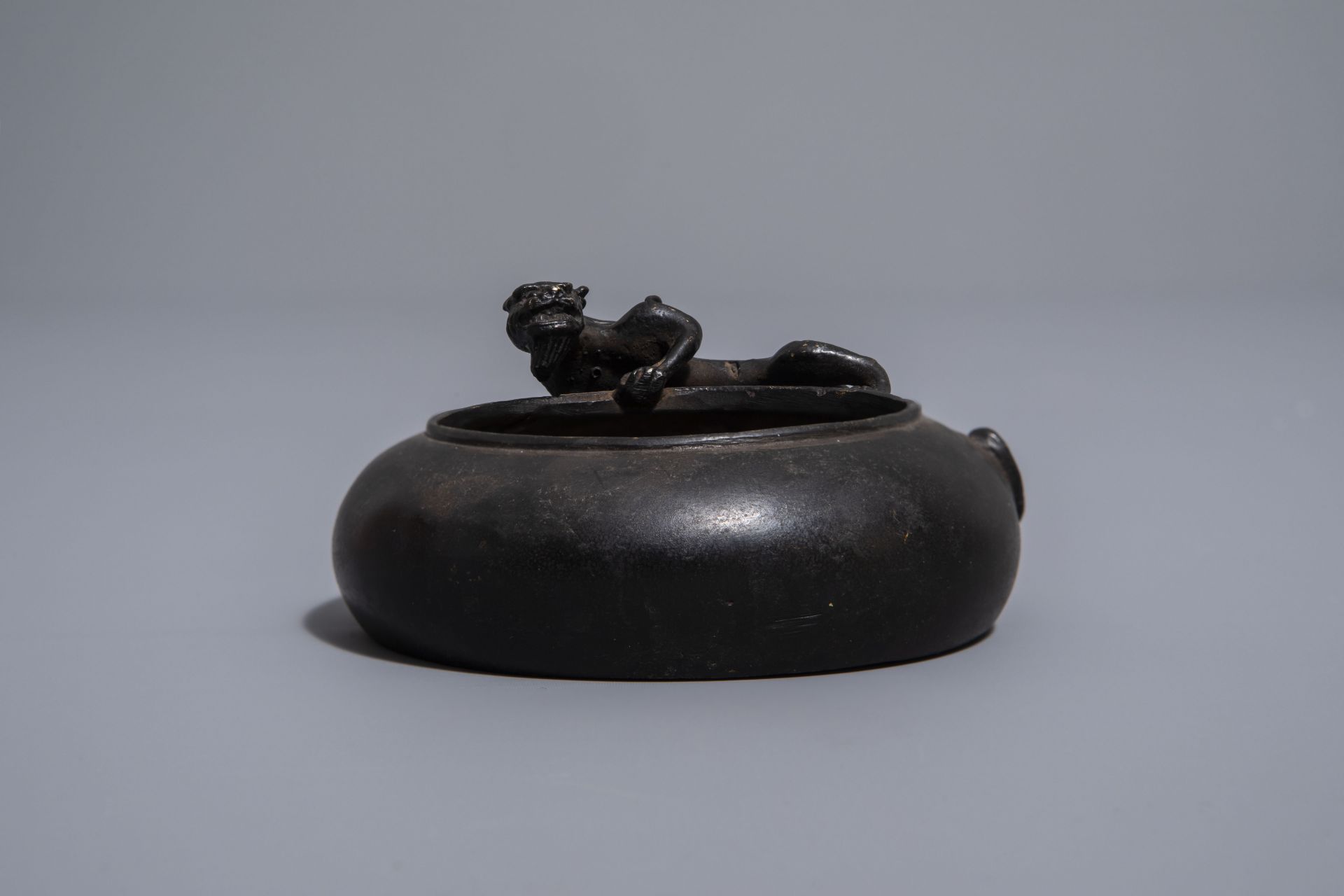 A Chinese bronze 'chilong' brush washer, 19th/20th C. - Bild 2 aus 7
