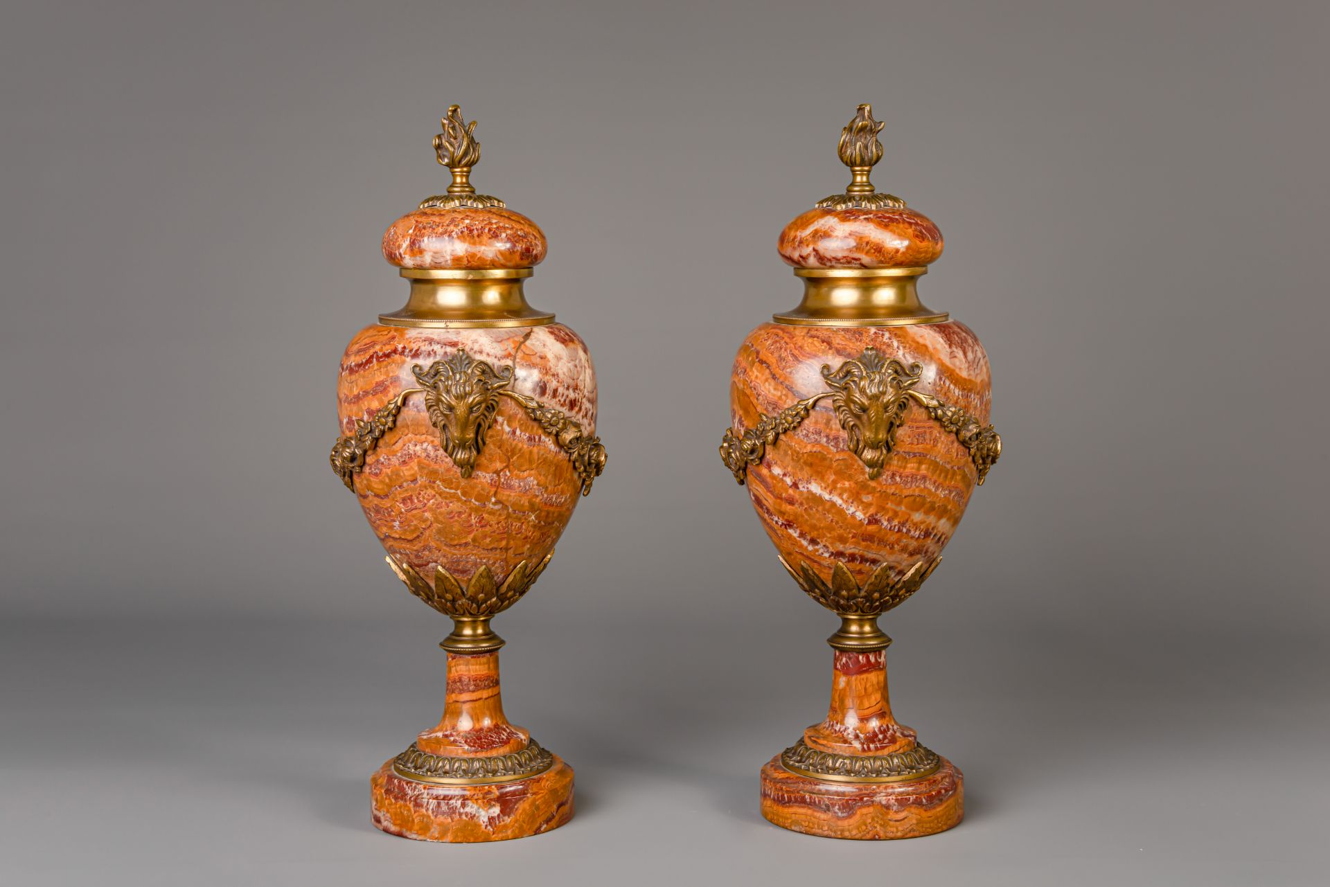 A pair of Neoclassical gilt bronze mounted Breccia Pernice marble urns, 19th/20th C. - Bild 2 aus 6