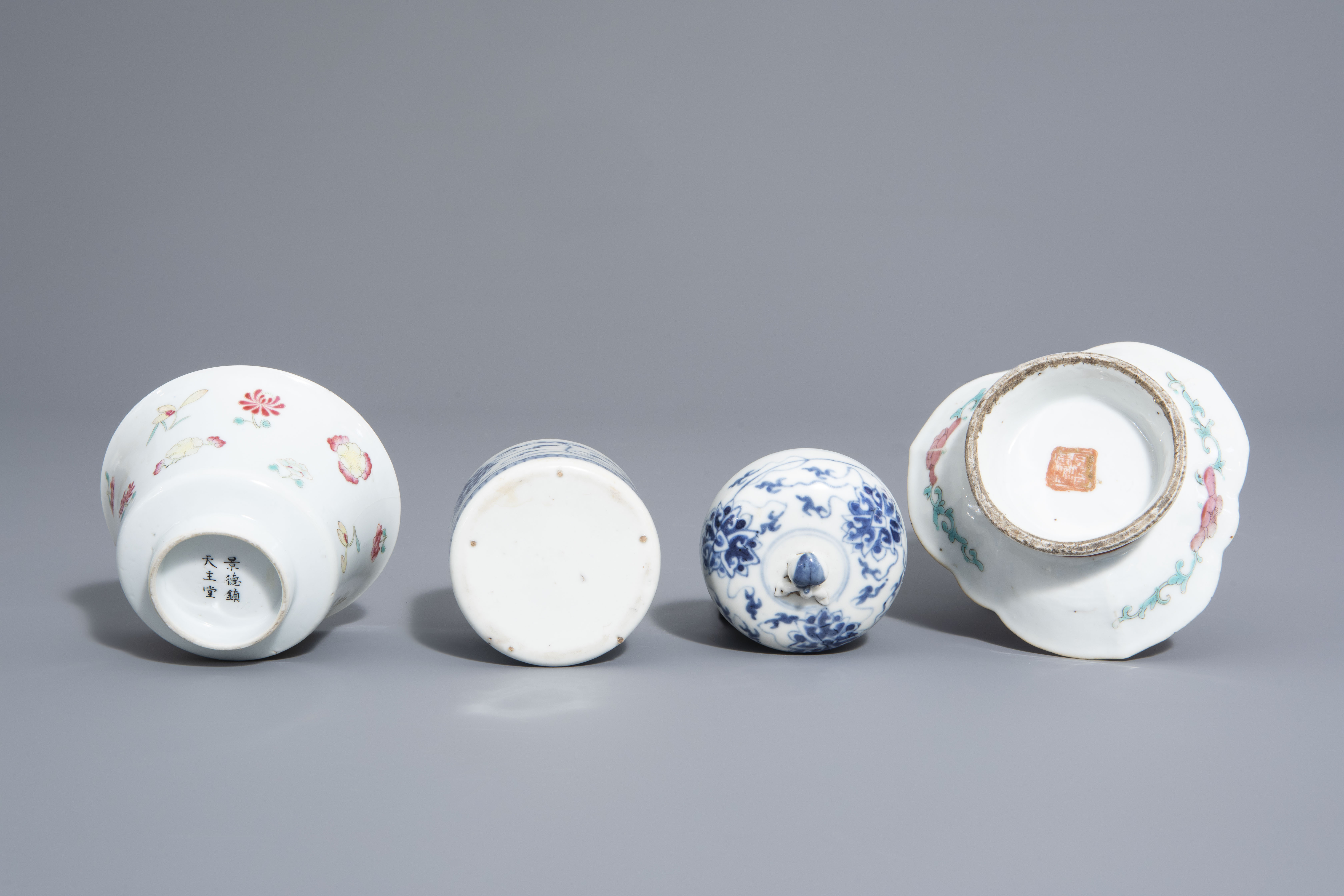 A varied collection of Chinese blue and white and famille rose porcelain, 19th/20th C. - Image 13 of 15