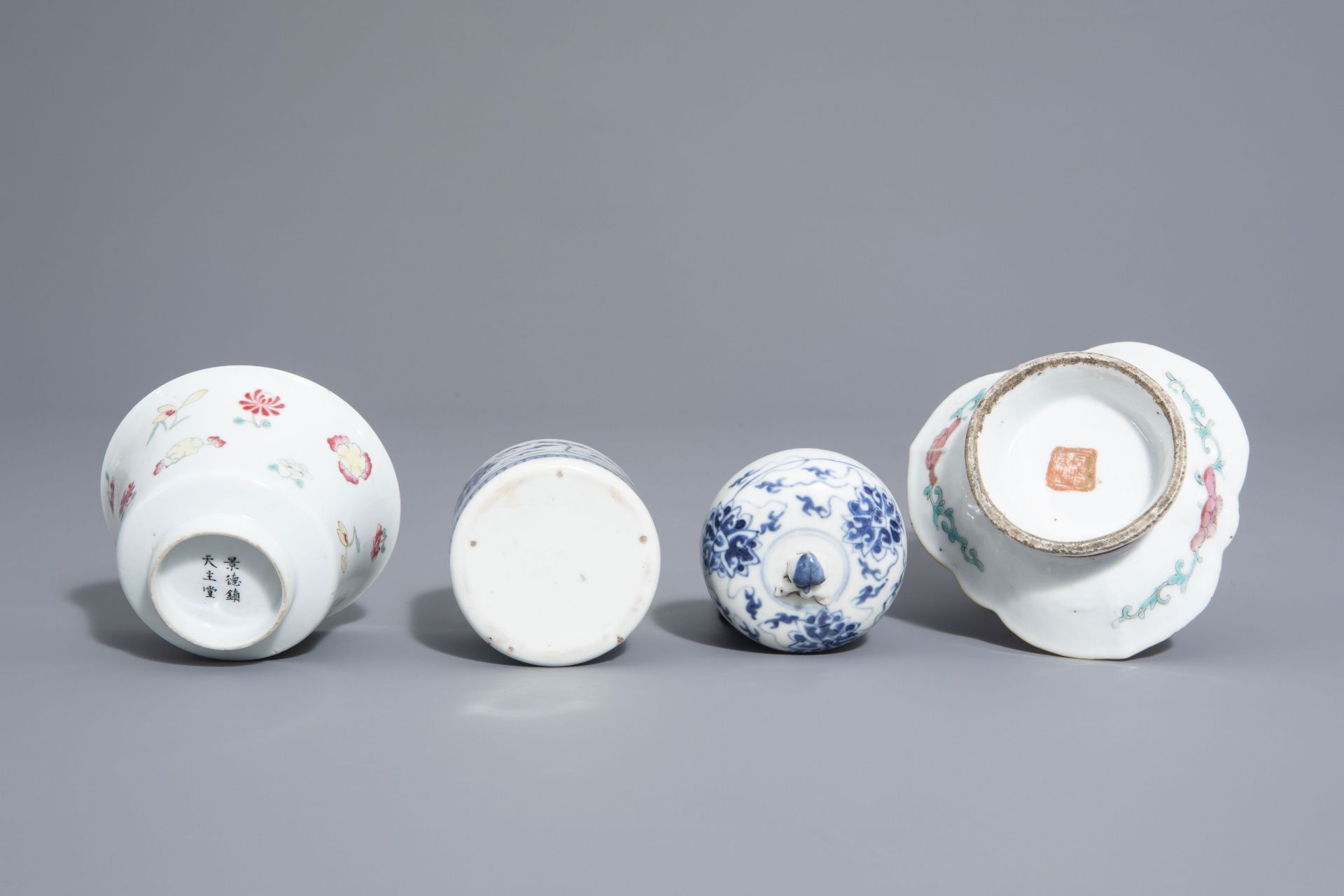 A varied collection of Chinese blue and white and famille rose porcelain, 19th/20th C. - Bild 13 aus 15