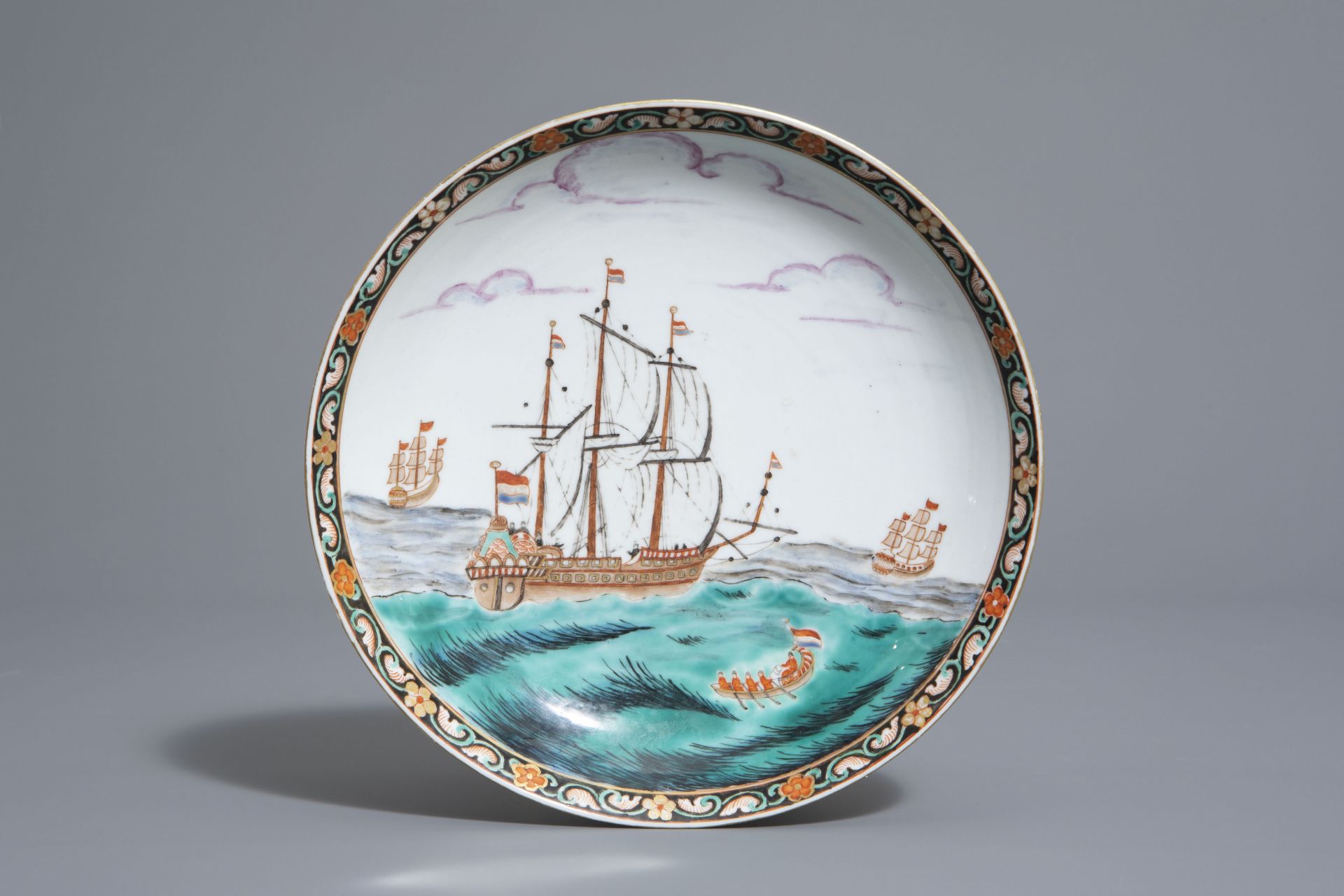 A Dutch decorated Chinese plate with a ship at sea, 18th/19th C.