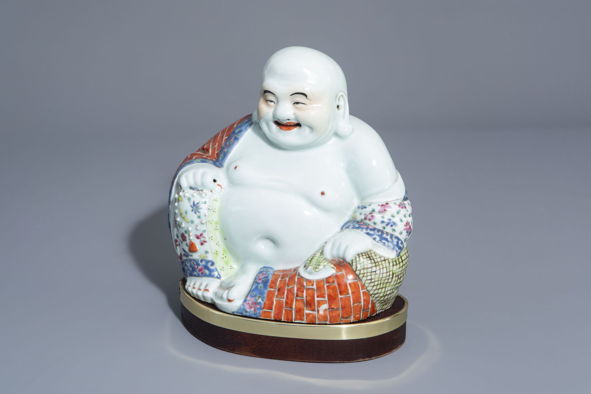 A Chinese famille rose figure of Buddha, 19th/20th C.