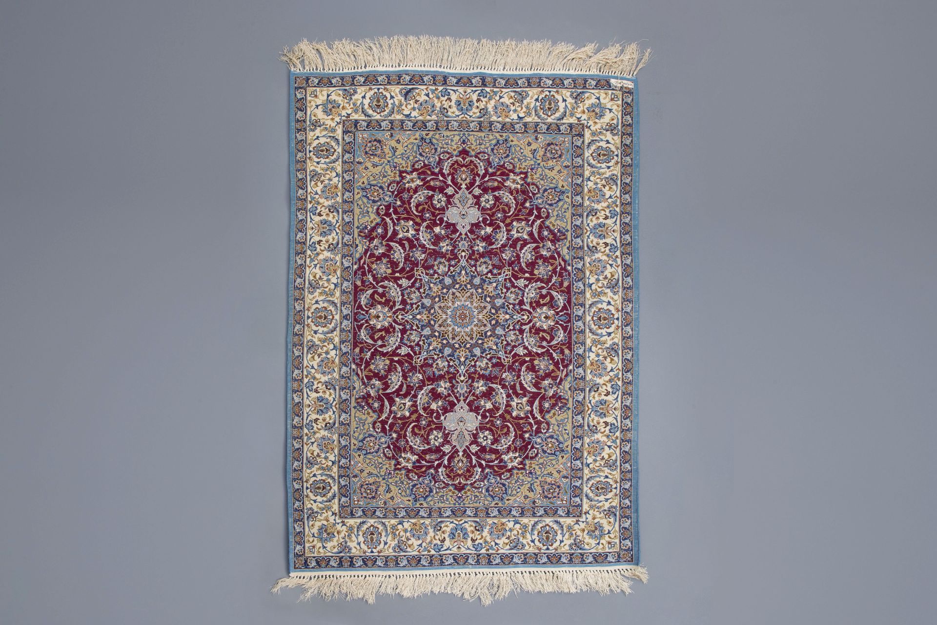 An Oriental rug with floral design, wool and silk on cotton, Isfahan, 20th C. - Bild 2 aus 3