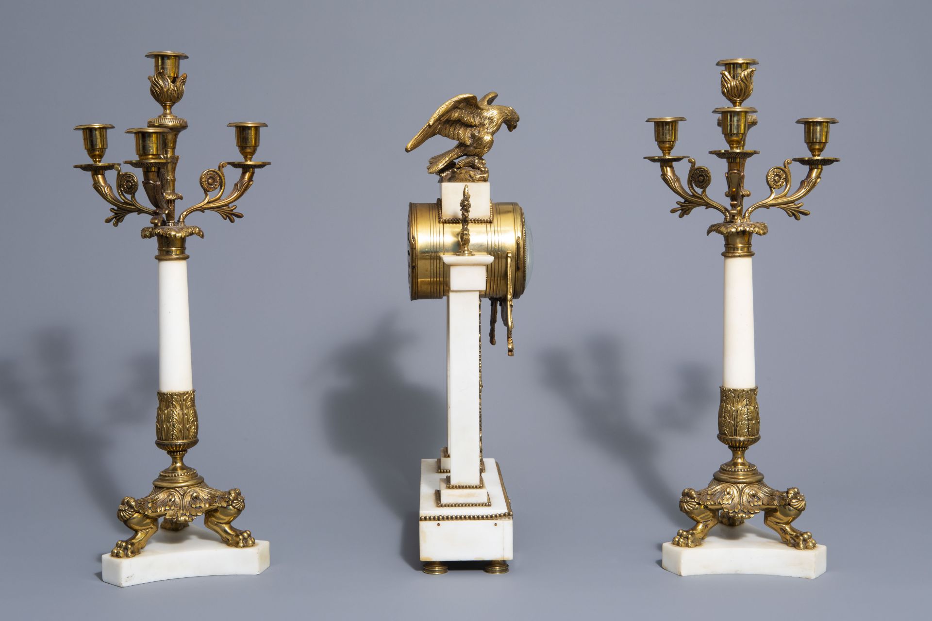 A three-piece gilt mounted and white marble garniture with an eagle, France, 19th/20th C. - Bild 2 aus 12