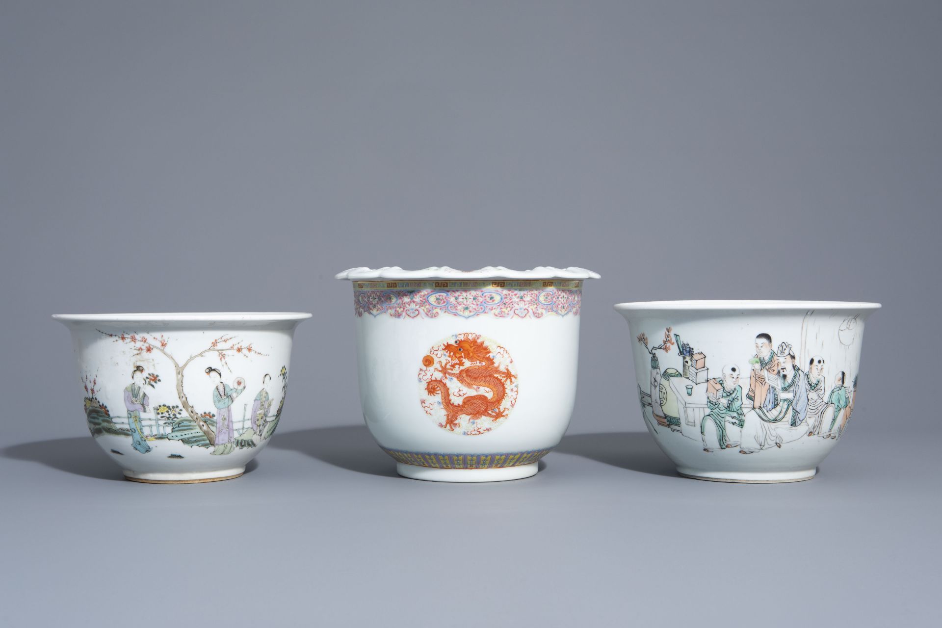 Three Chinese famille rose and qianjiang cai jardinires with different designs, 19th/20th C. - Bild 2 aus 7