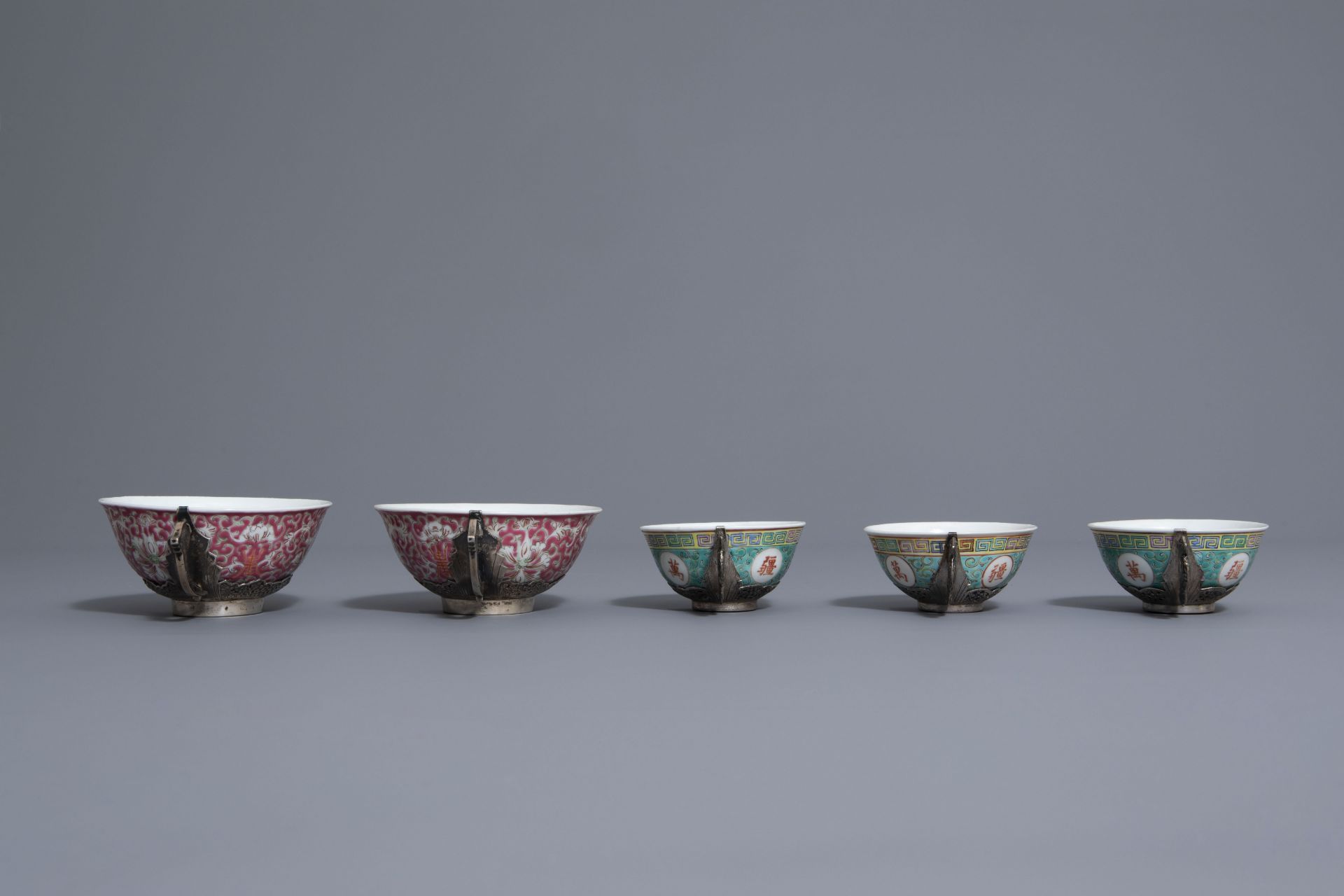 Five Chinese famille rose and silver cups and saucers and a bowl, 19th/20th C. - Bild 5 aus 17