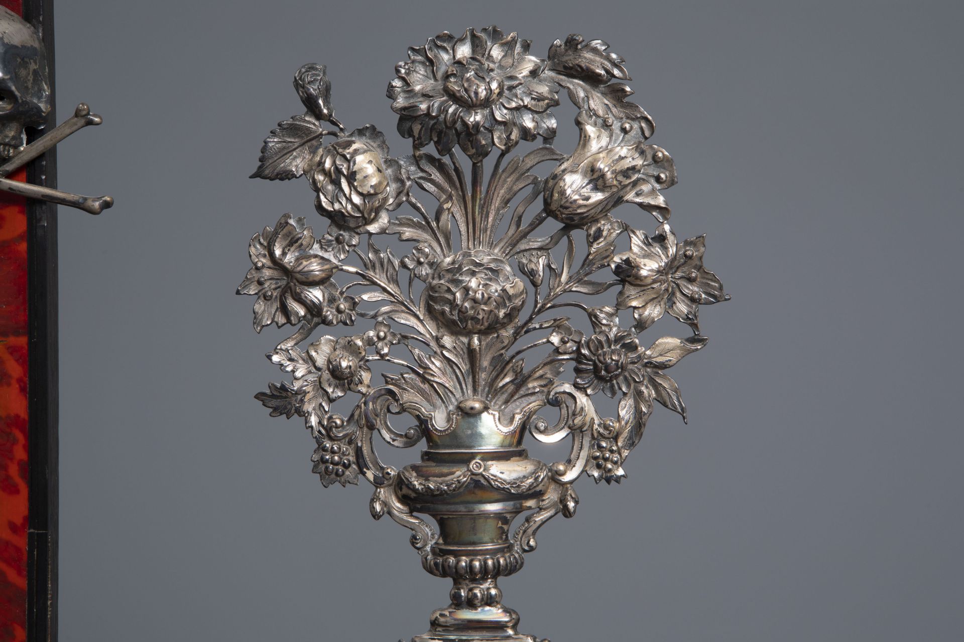 Ivory Corpus on silver mounted tortoise veneer ebony crucifix, Southern Netherlands, 17th/18th C. - Image 7 of 12