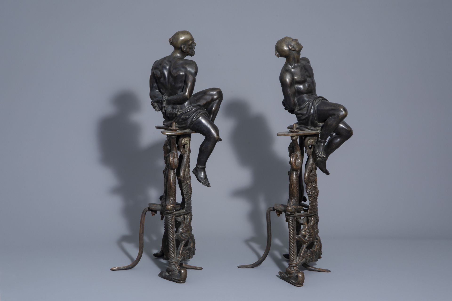 After Pietro Tacca (1577-1640): Andirons with Moorish slaves, patinated bronze, 17th C. & later - Image 3 of 9