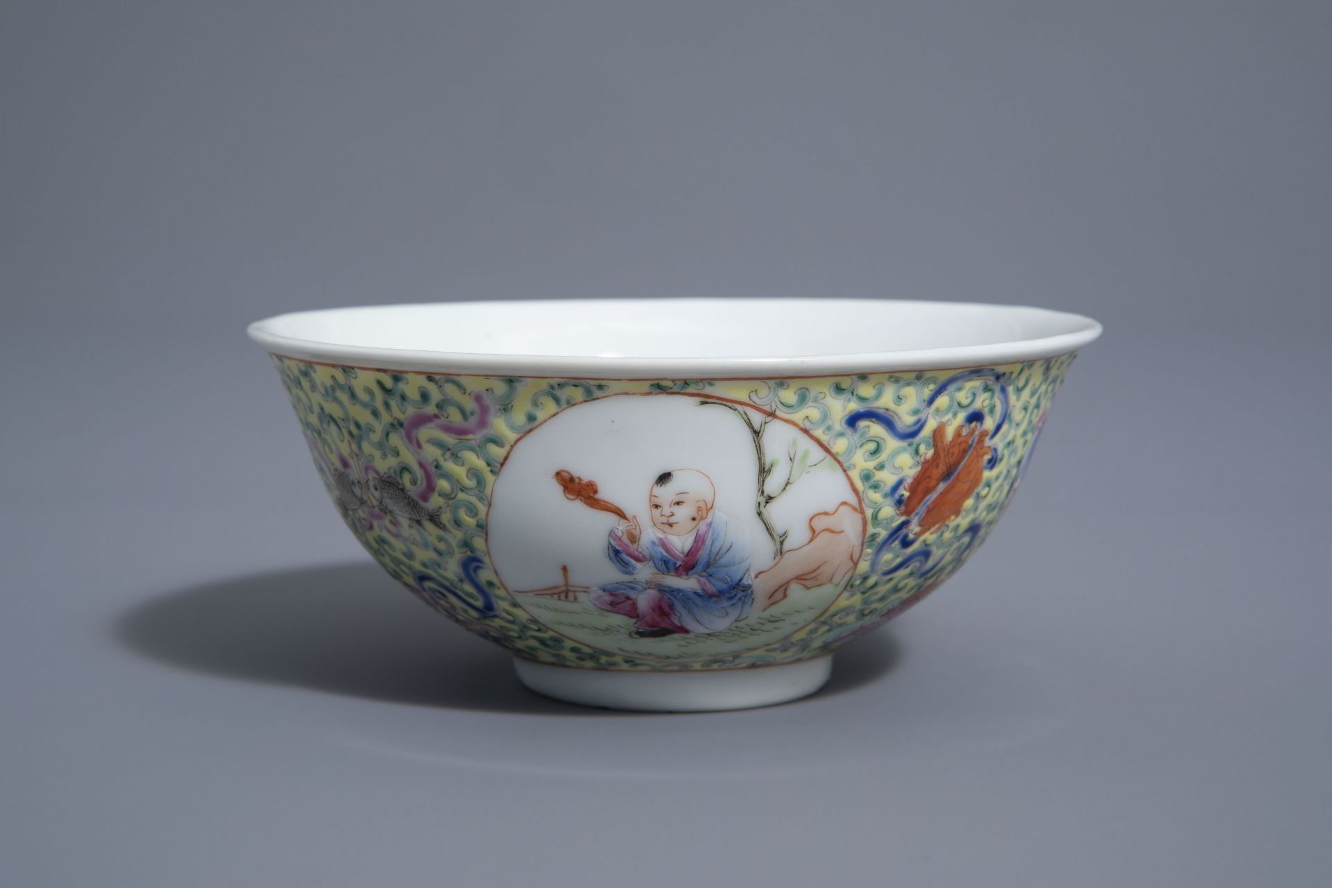 A Chinese famille rose 'Baijixiang' bowl, Qianlong mark, Republic, 20th C. - Image 4 of 10