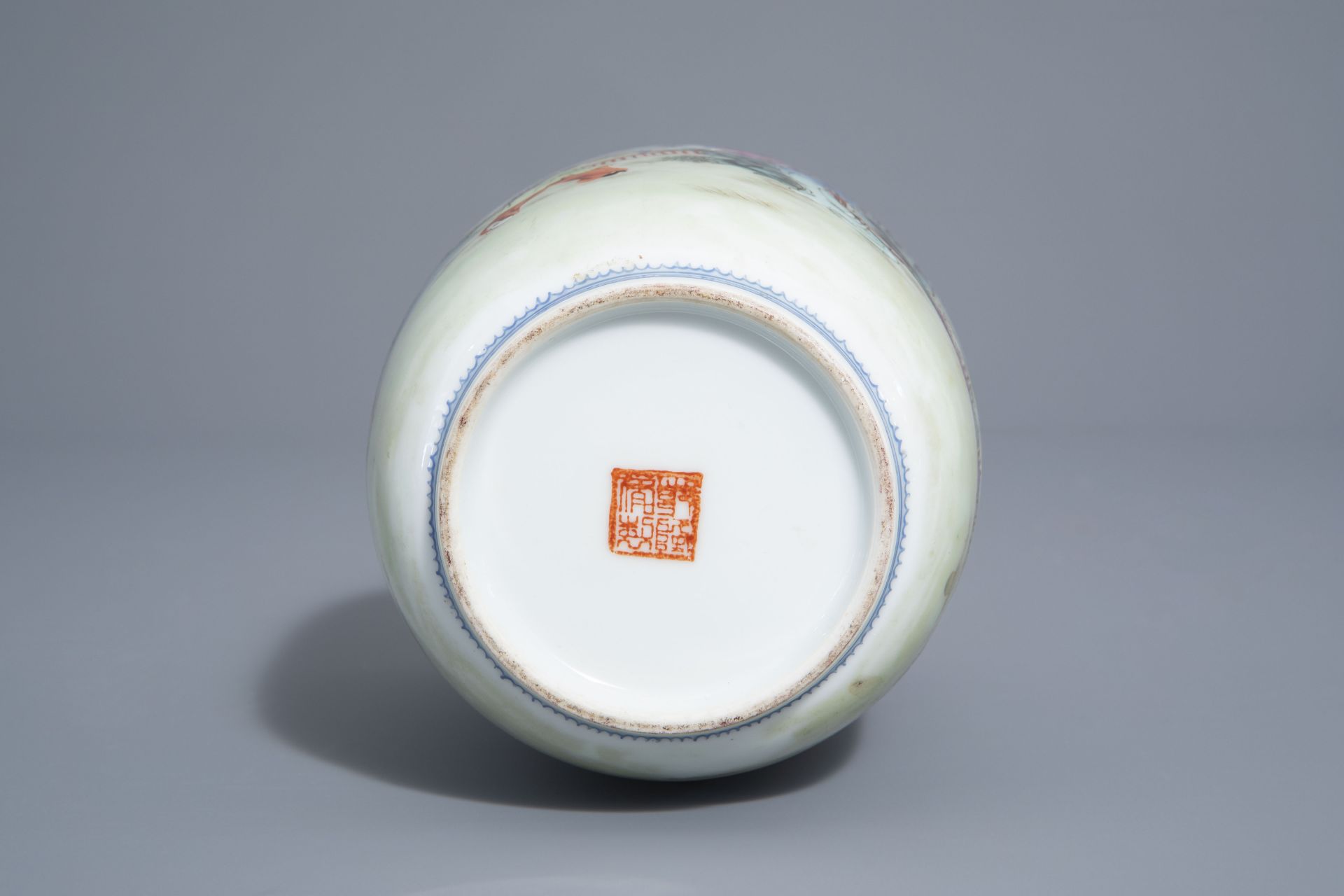 A Chinese famille rose eggshell vase and six 'Wu Shuang Pu' covers, 19th/20th C. - Bild 13 aus 18