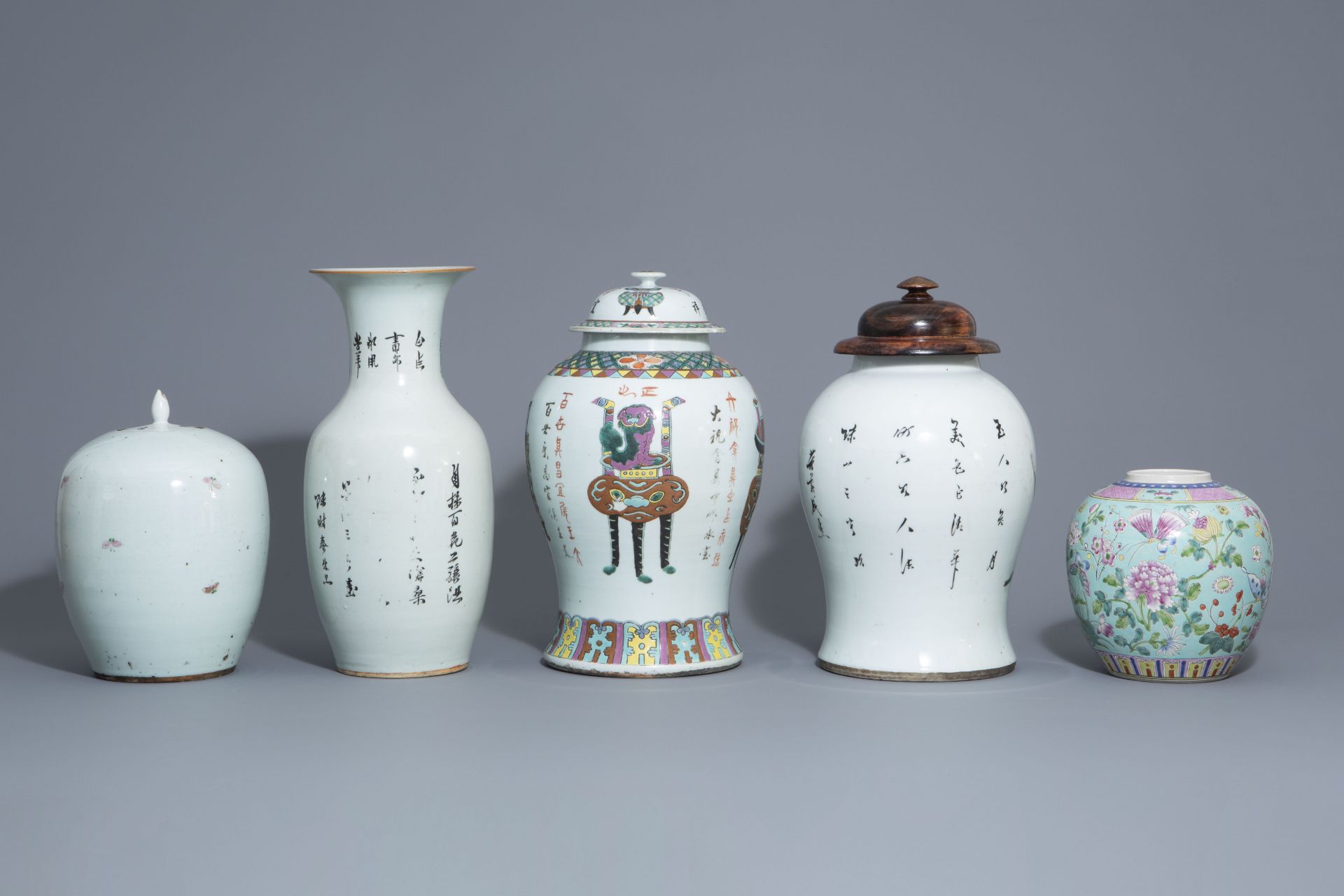 Five Chinese famille rose and qianjiang cai vases, 19th/20th C. - Bild 3 aus 9
