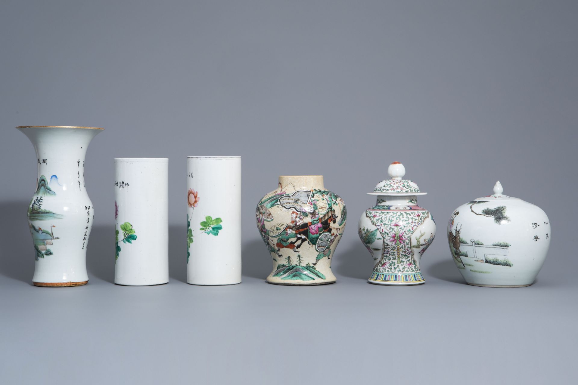 Six Chinese qianjiang cai and famille rose vases, 19th/20th C. - Bild 5 aus 8