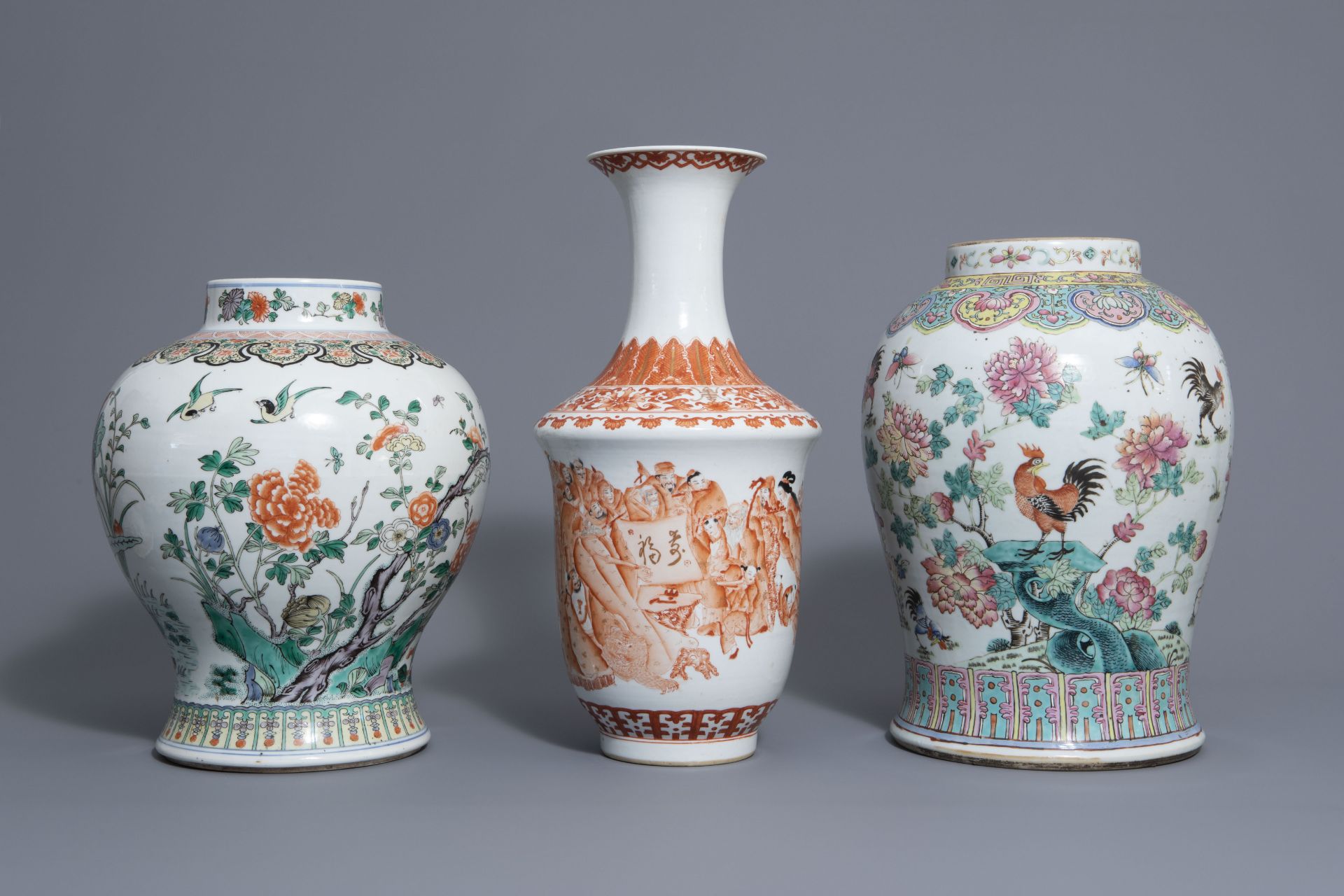 Three Chinese famille rose, verte and iron red vases with different designs, 19th/20th C. - Bild 2 aus 7