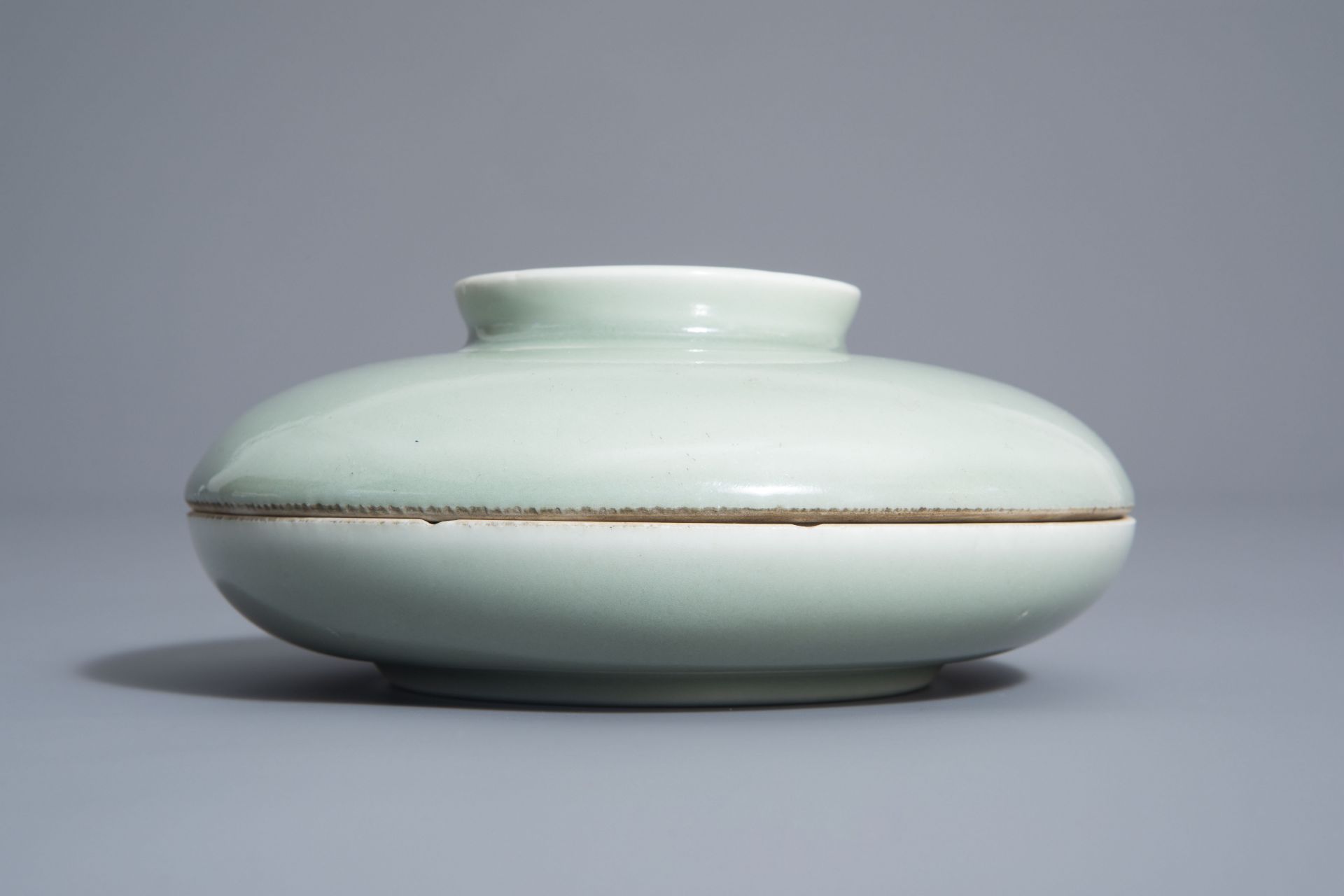 A Chinese celadon spice box, Qianlong mark, 19th C. - Bild 3 aus 12