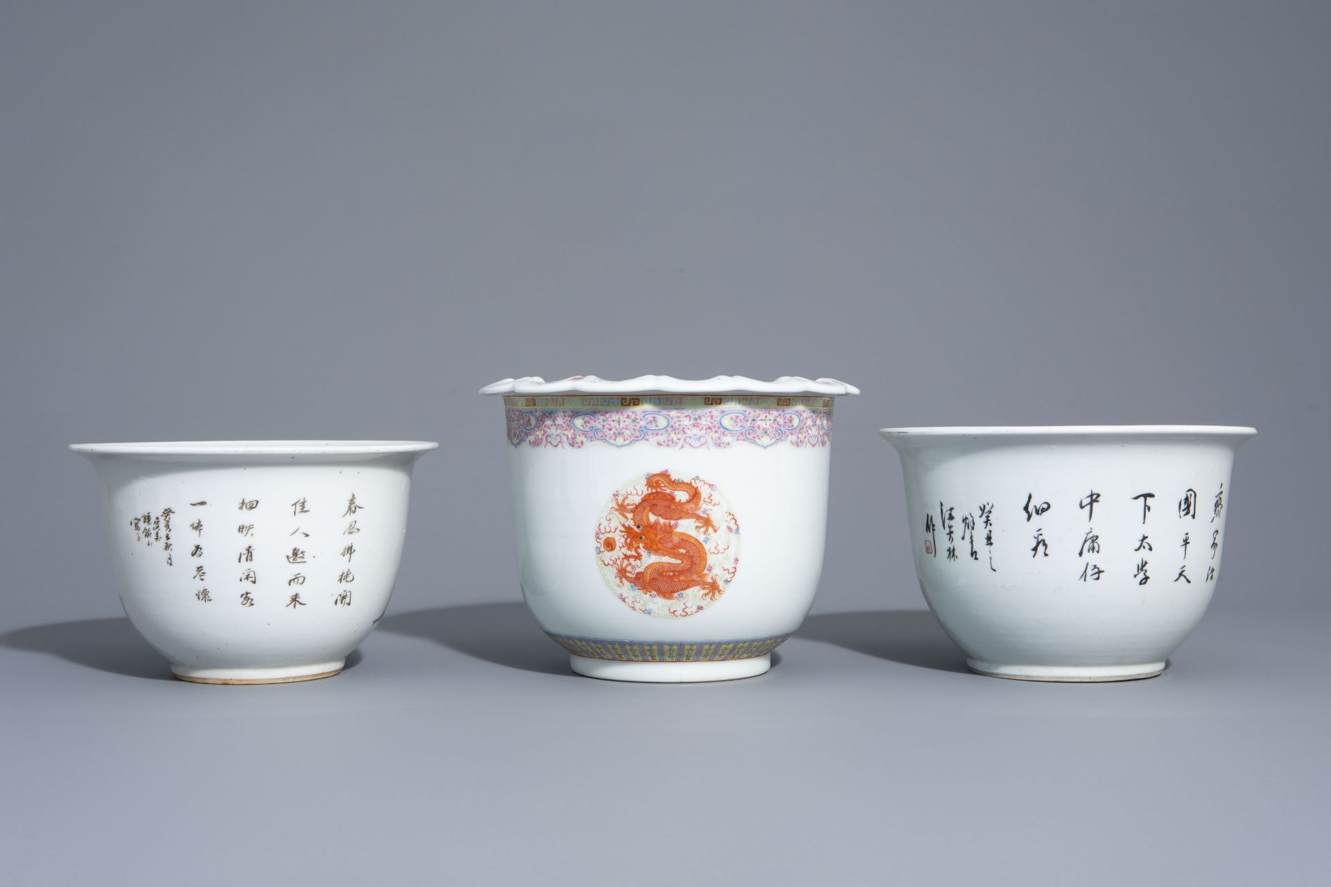 Three Chinese famille rose and qianjiang cai jardinires with different designs, 19th/20th C. - Bild 4 aus 7