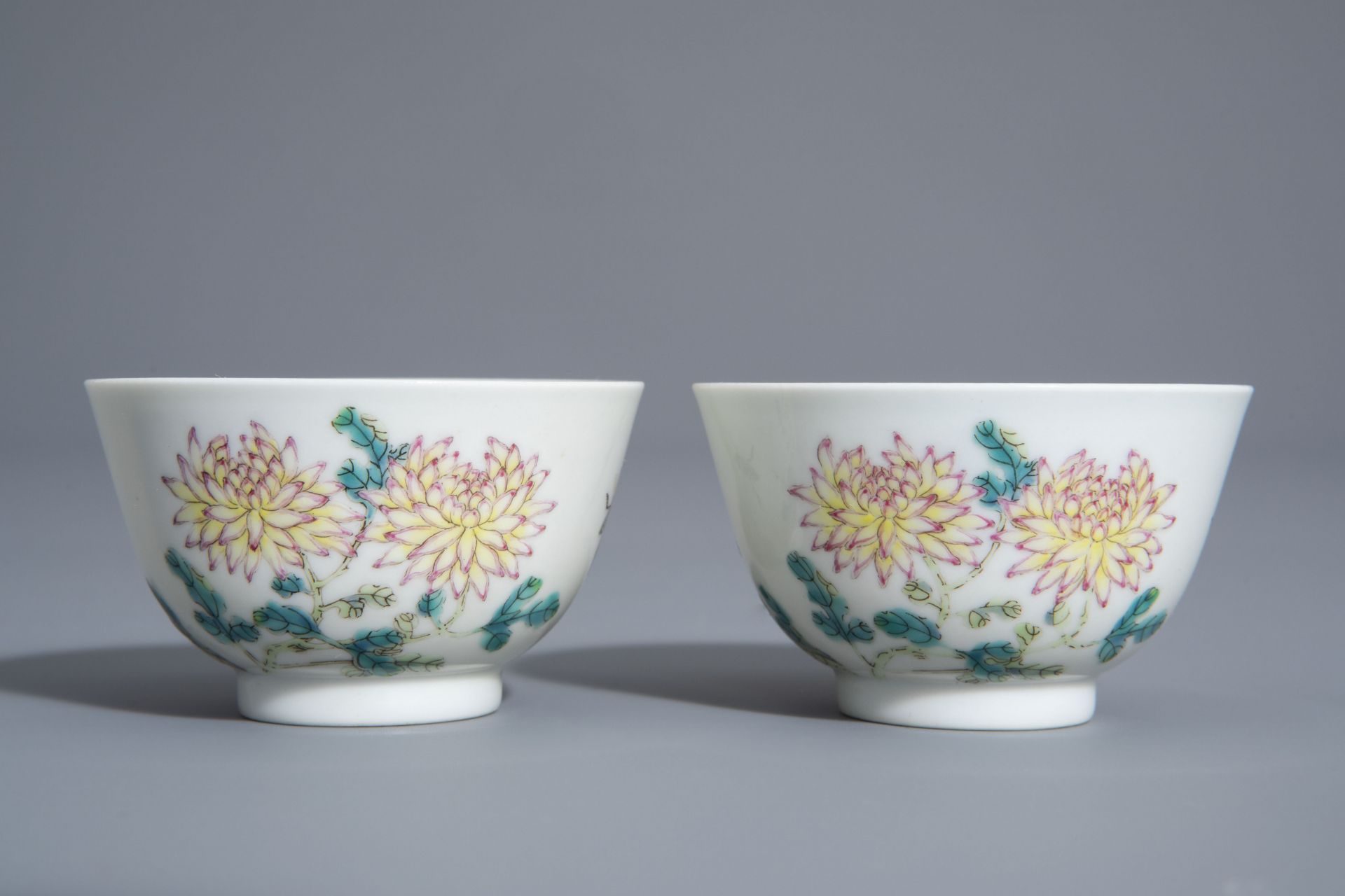 A pair of Chinese famille rose 'floral' cups, Guangxu mark, 19th/20th C. - Bild 2 aus 8