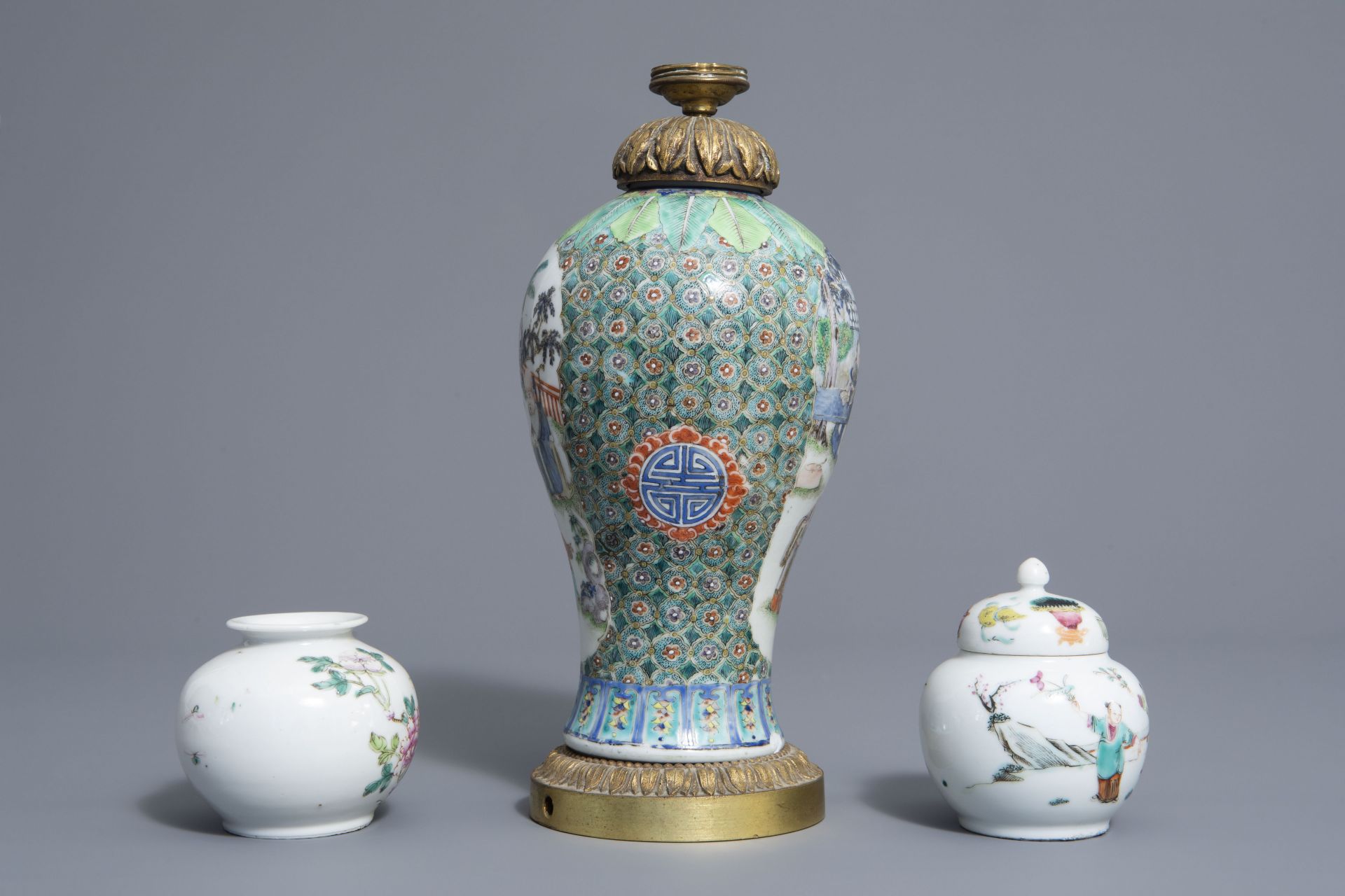 Three Chinese famille rose vases, two bowls and a plate with different designs, 19th C. - Bild 5 aus 15