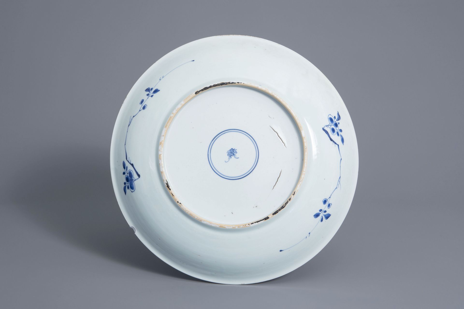 A Chinese blue and white charger with floral design, Kangxi - Bild 2 aus 2