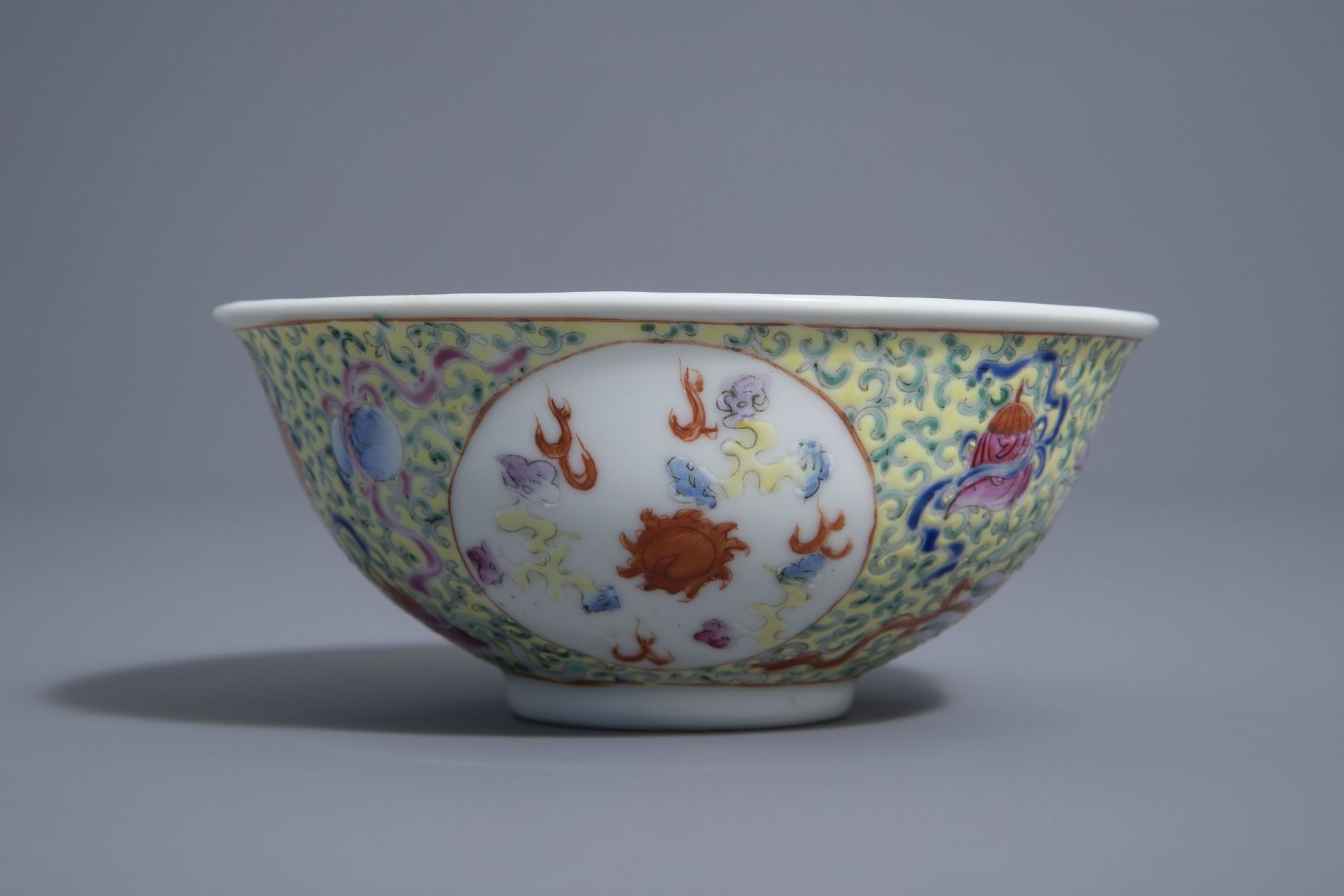 A Chinese famille rose 'Baijixiang' bowl, Qianlong mark, Republic, 20th C. - Bild 7 aus 10