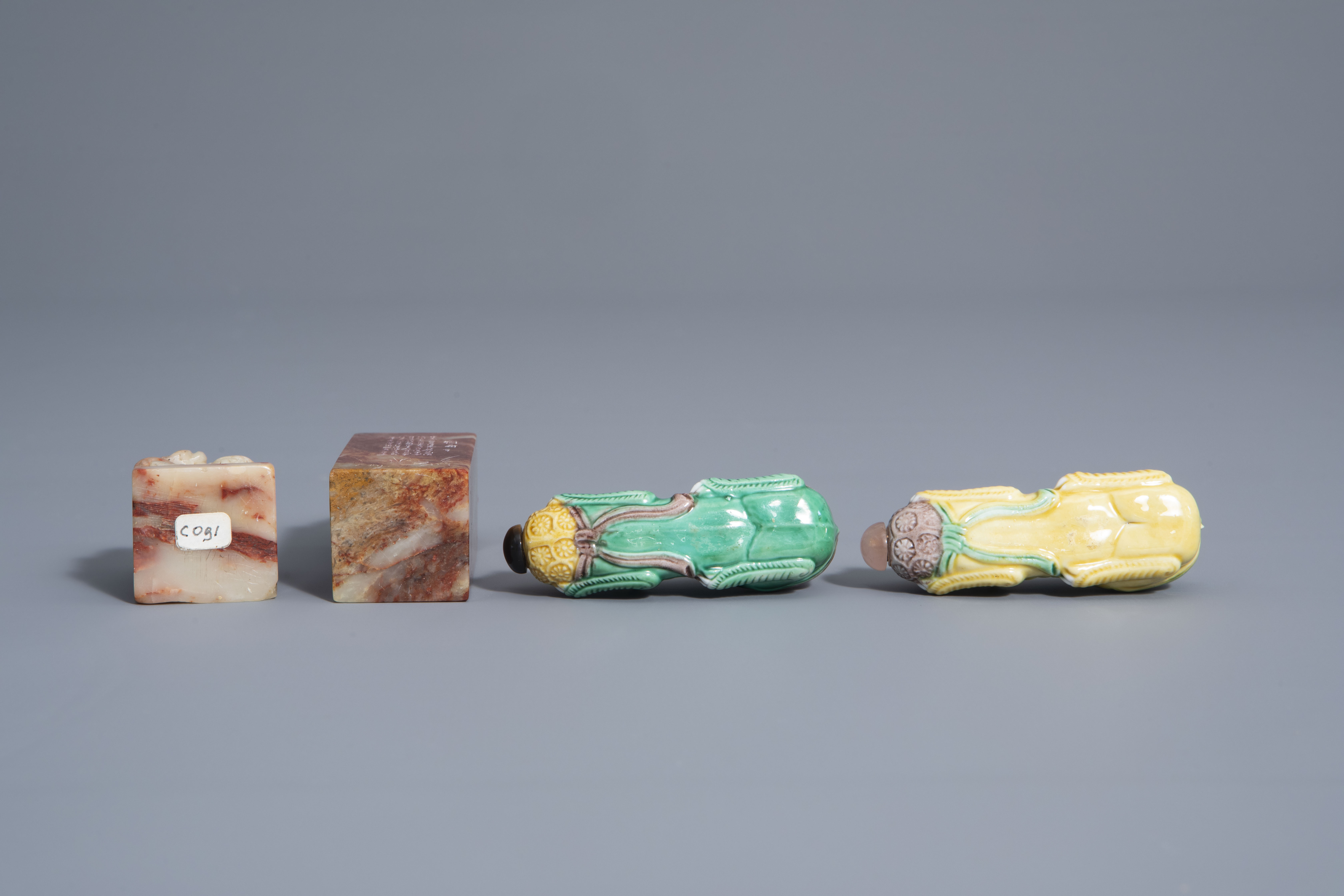 A varied collection of Chinese porcelain and two soapstone seals, 19th/20th C. - Image 14 of 14