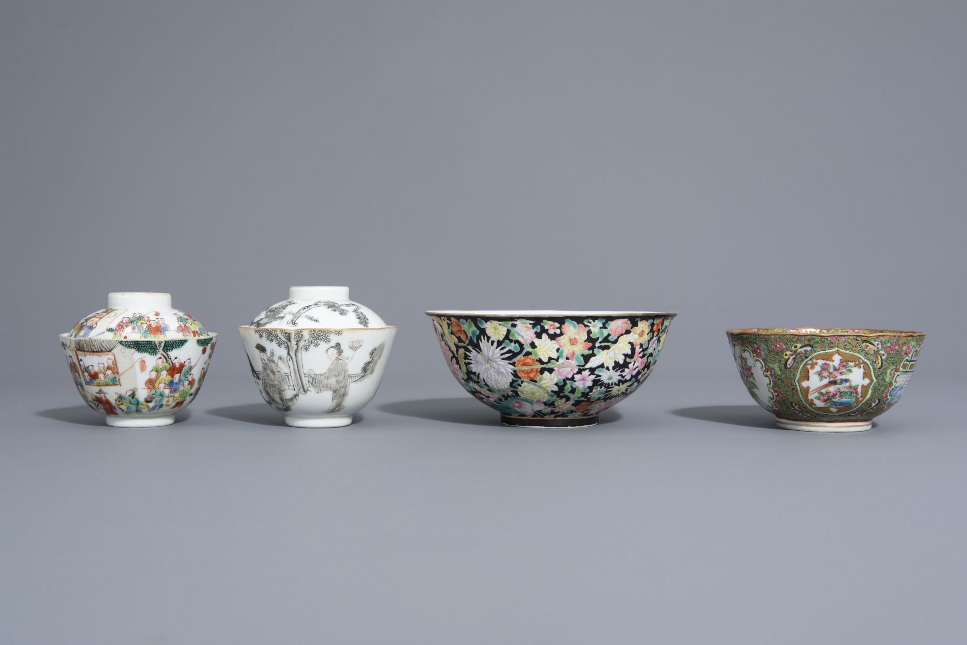 Three Chinese famille rose and grisaille bowls and a Canton bowl on stand, 19th/20th C. - Bild 5 aus 9