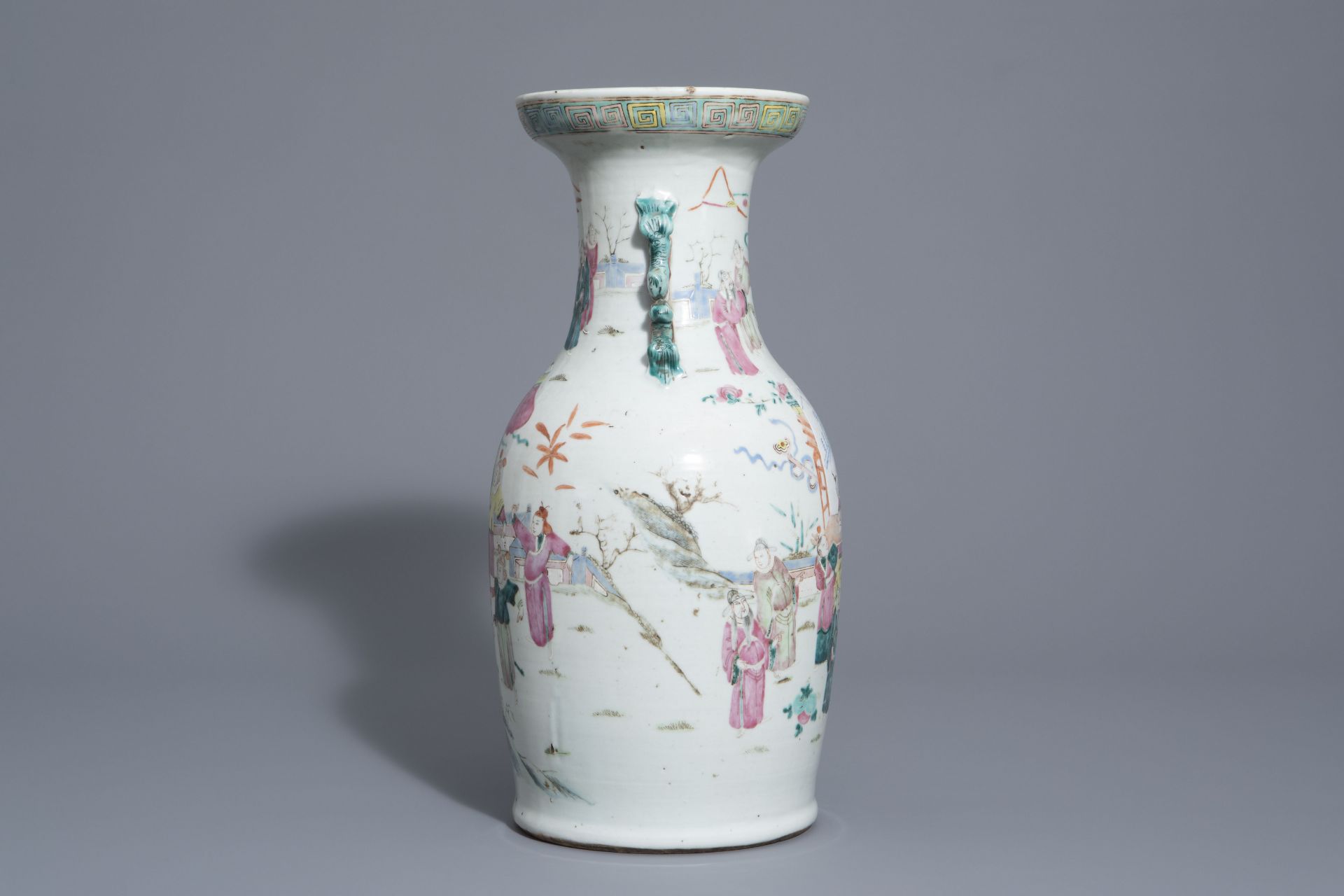 A Chinese famille rose vase with figurative design all around, 19th C. - Bild 2 aus 6