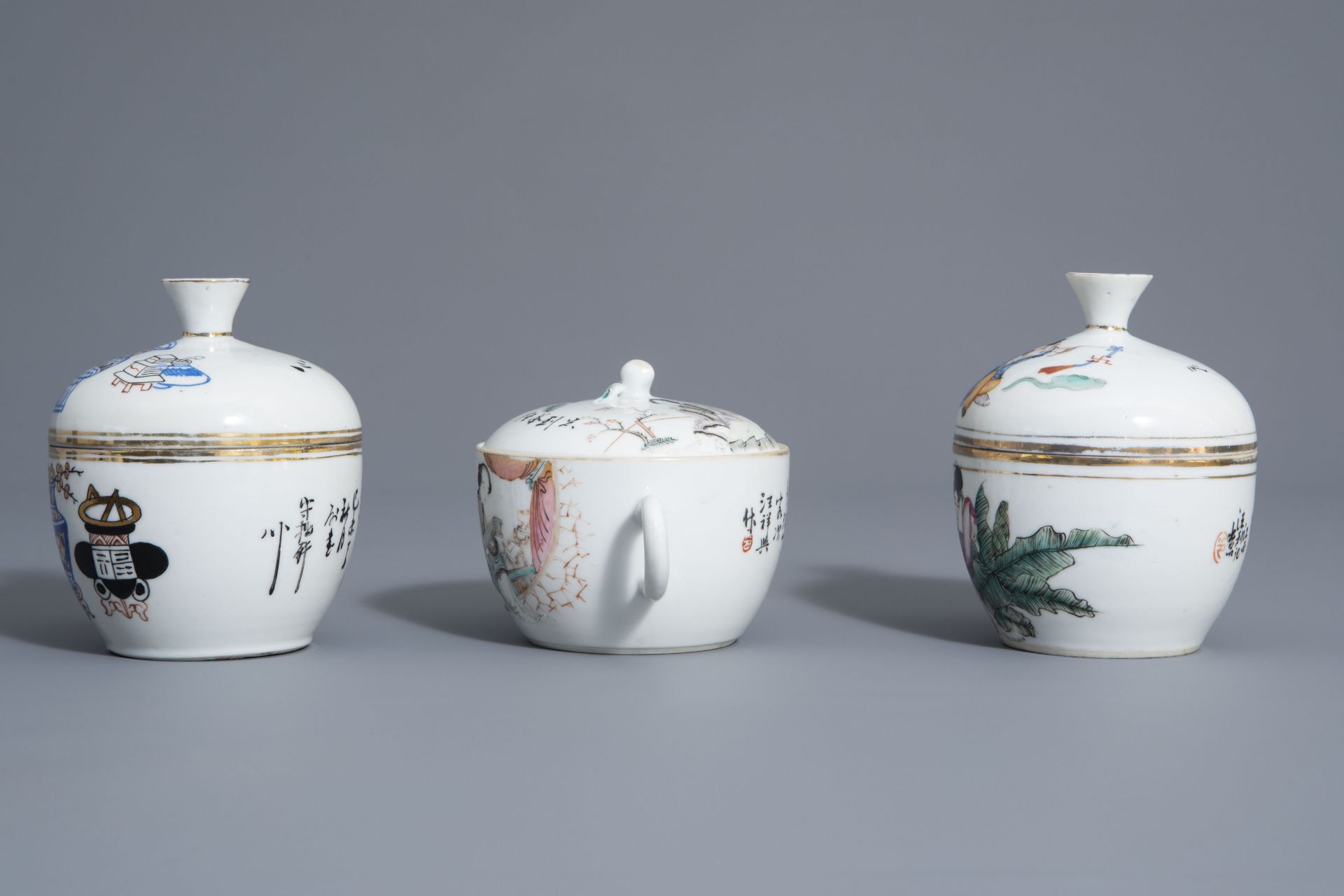 A varied collection of Chinese famille rose and blue and white porcelain, 19th/20th C. - Bild 5 aus 14