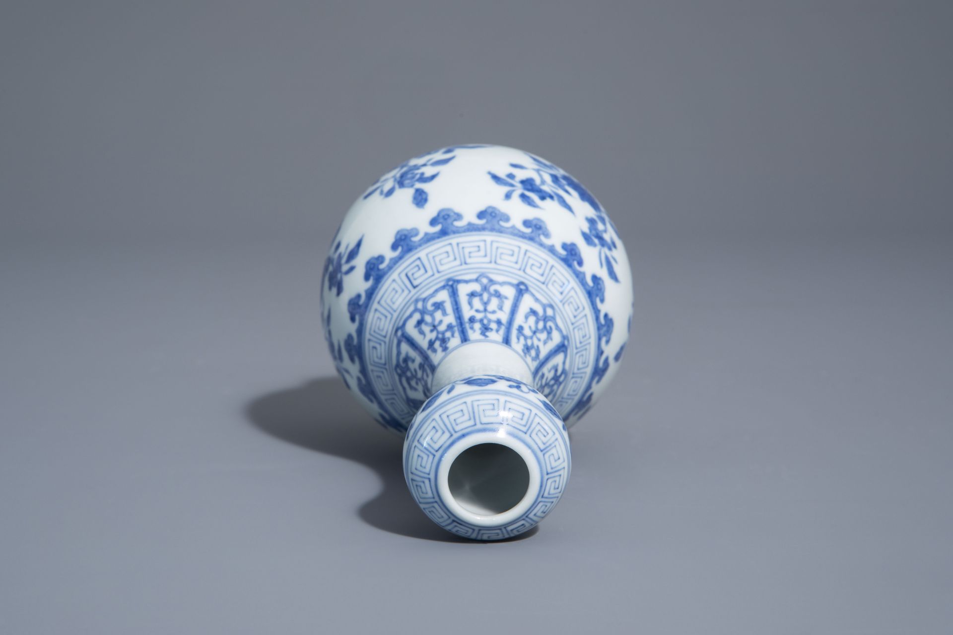 A Chinese blue and white garlic-head mouth vase with floral design, Qianlong mark, 20th C. - Image 6 of 7