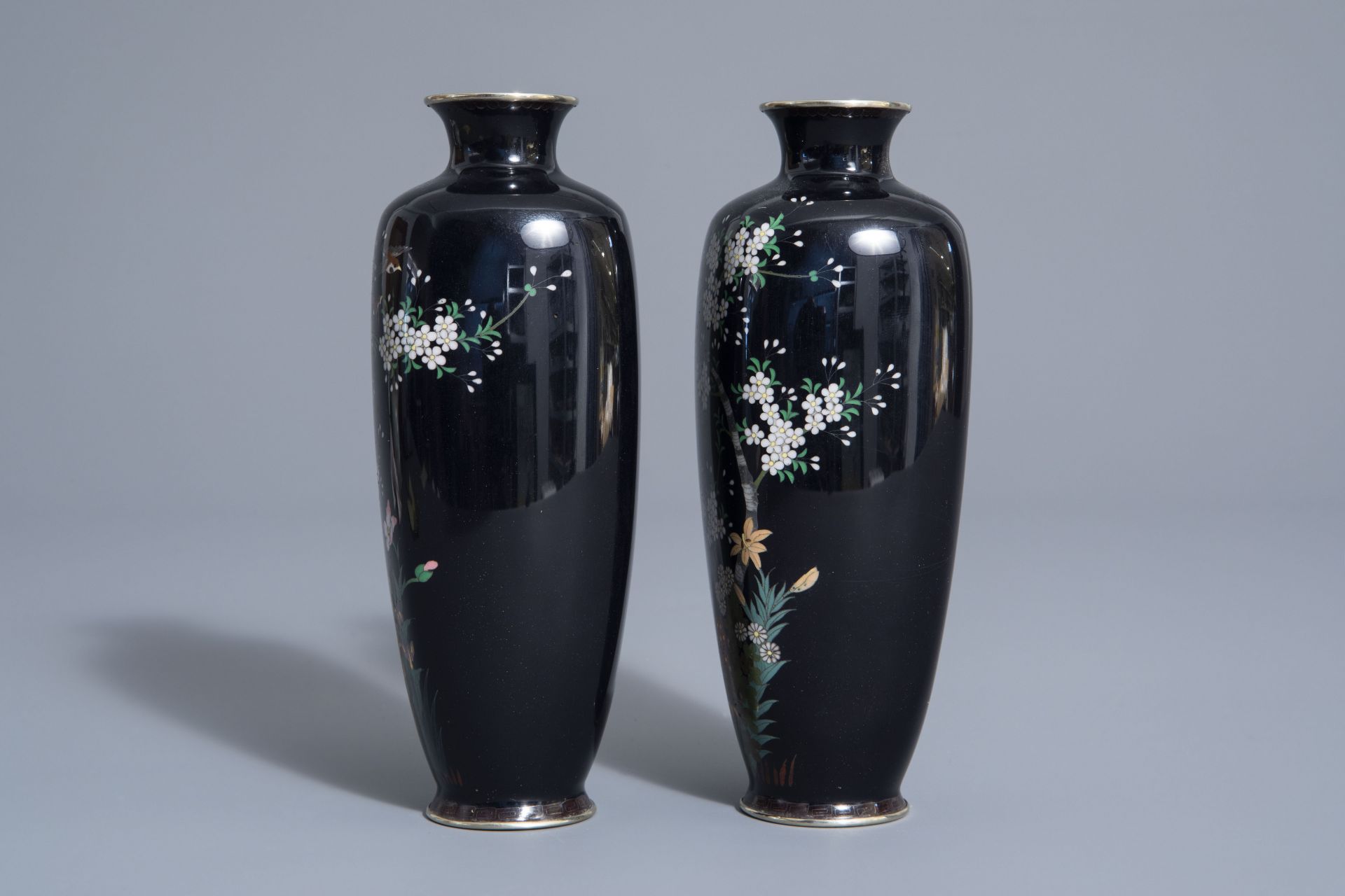 A pair of Japanese cloisonné vases with birds among blossoming branches, Meiji, 19th/20th C. - Bild 5 aus 7