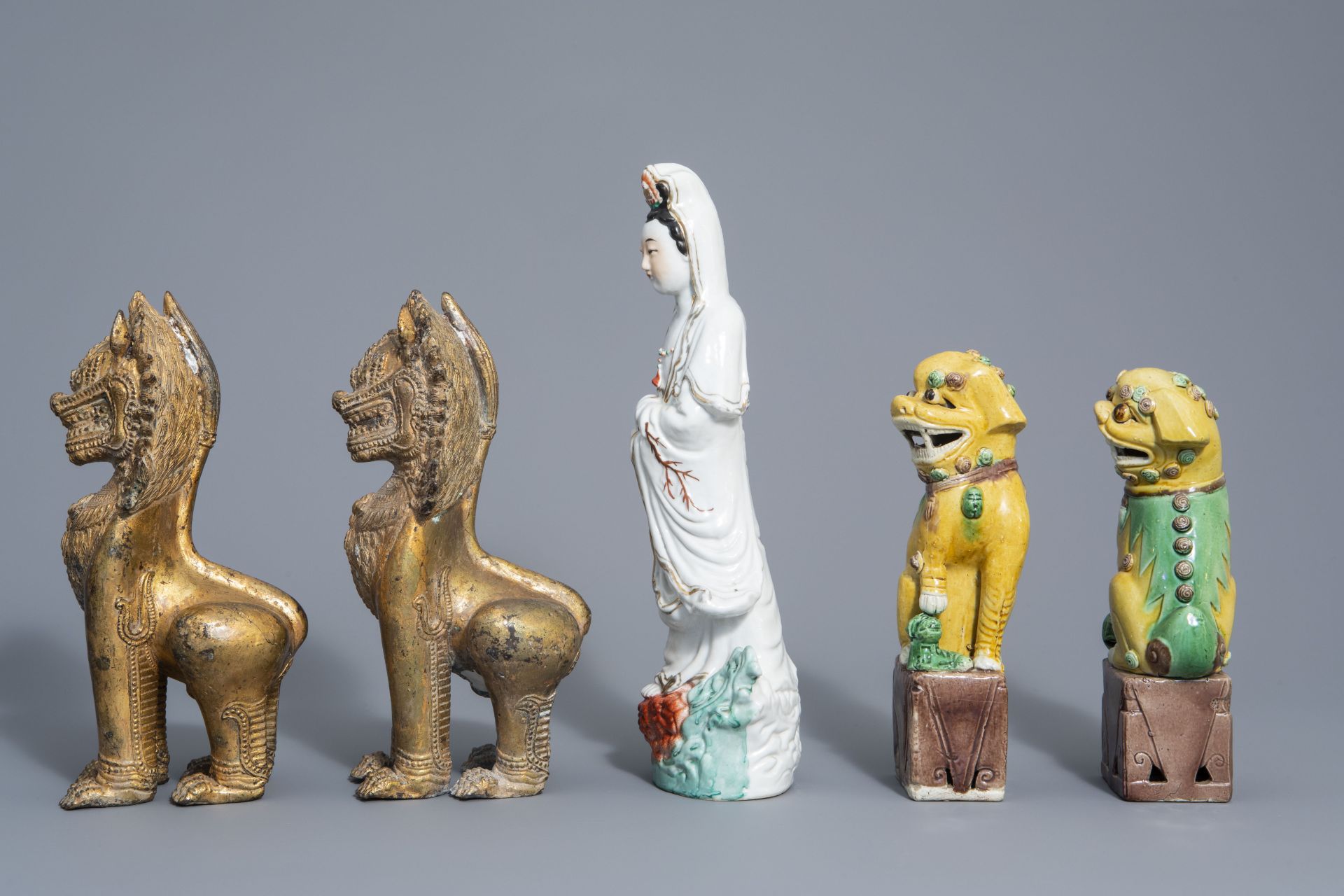 Chinese porcelain Guanyin, pair of sancai Buddhist lions & pair of Thai bronze lions, 19th/20th C. - Bild 5 aus 7