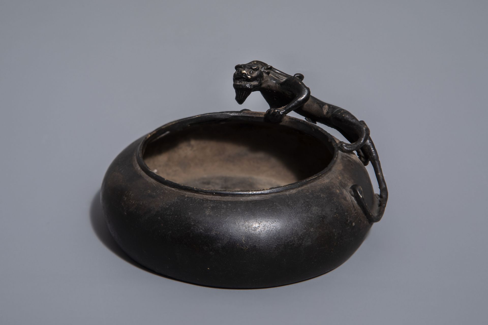 A Chinese bronze 'chilong' brush washer, 19th/20th C.