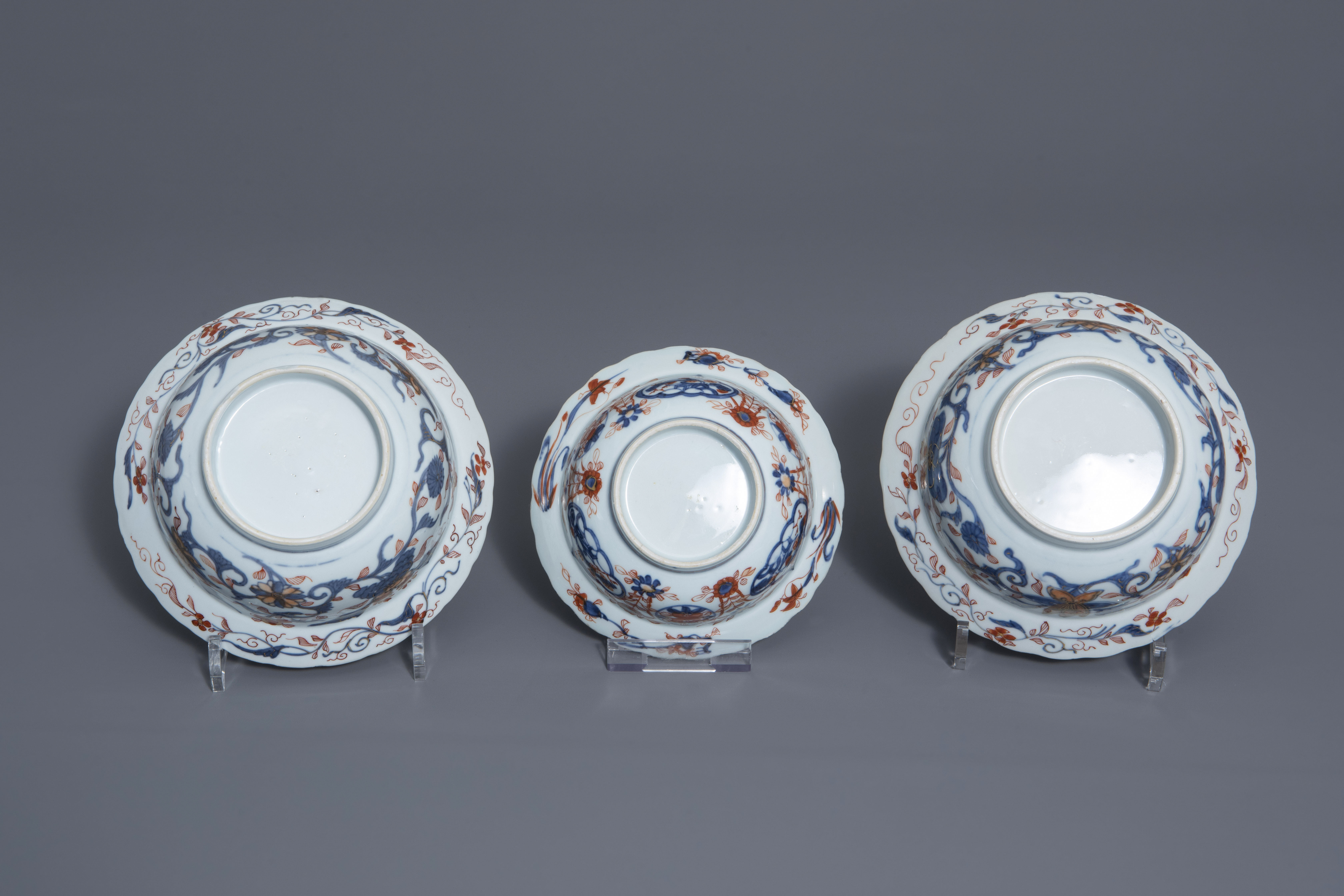 Three Chinese Imari style bowls with floral design, Kangxi - Image 7 of 9