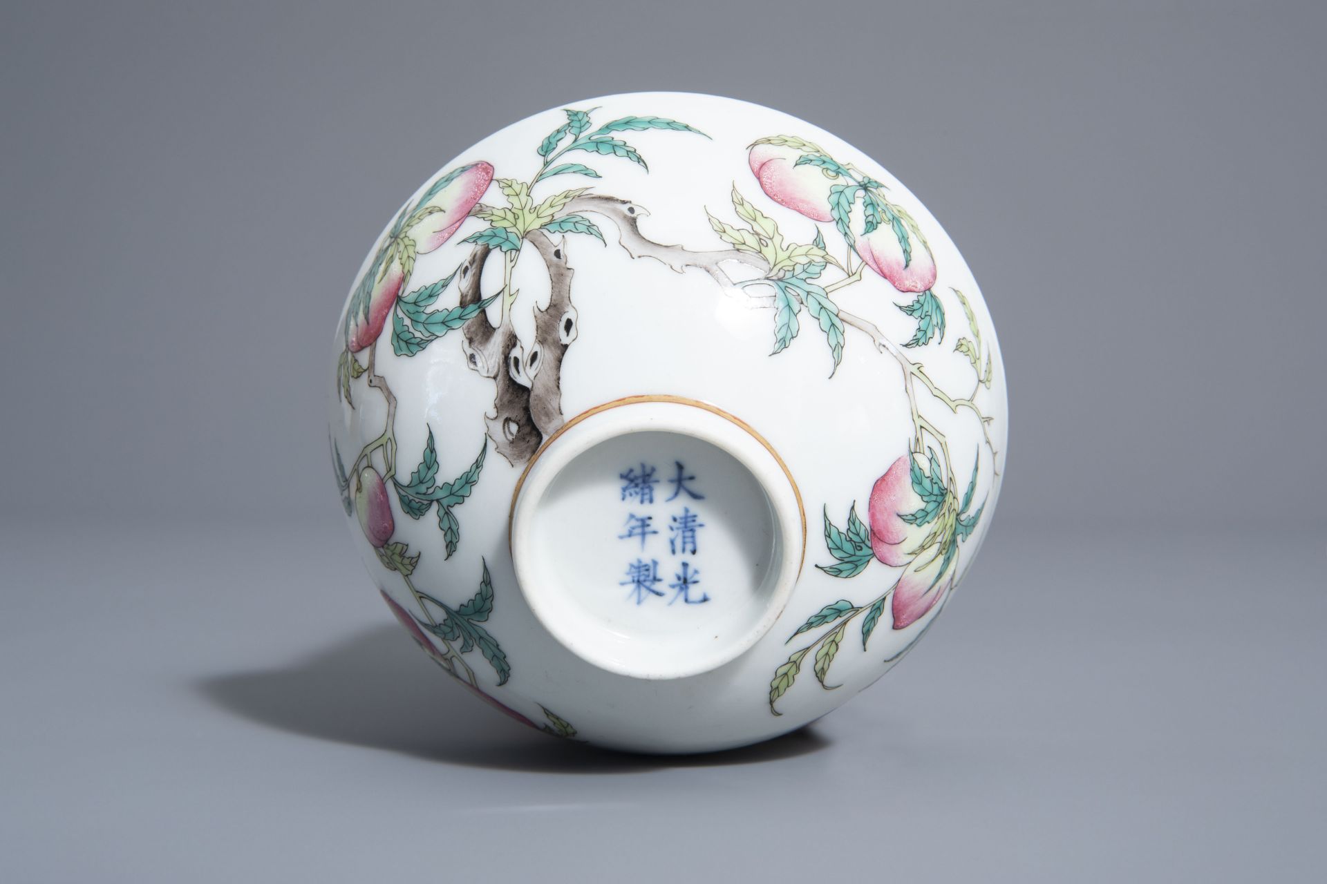 A Chinese famille rose 'nine peaches and crane' bowl, Guangxu mark, 19th/20th C. - Bild 6 aus 7