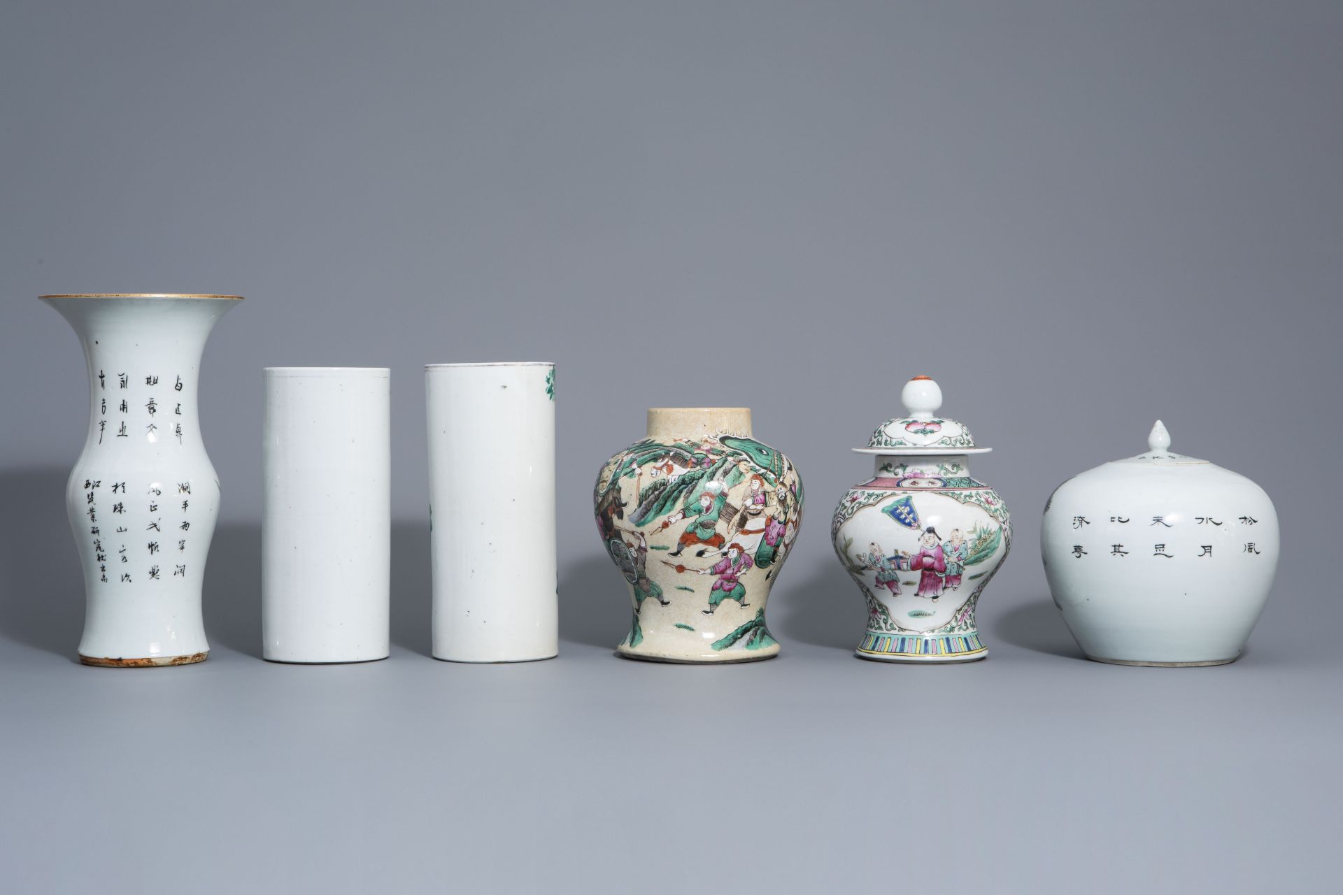 Six Chinese qianjiang cai and famille rose vases, 19th/20th C. - Bild 4 aus 8