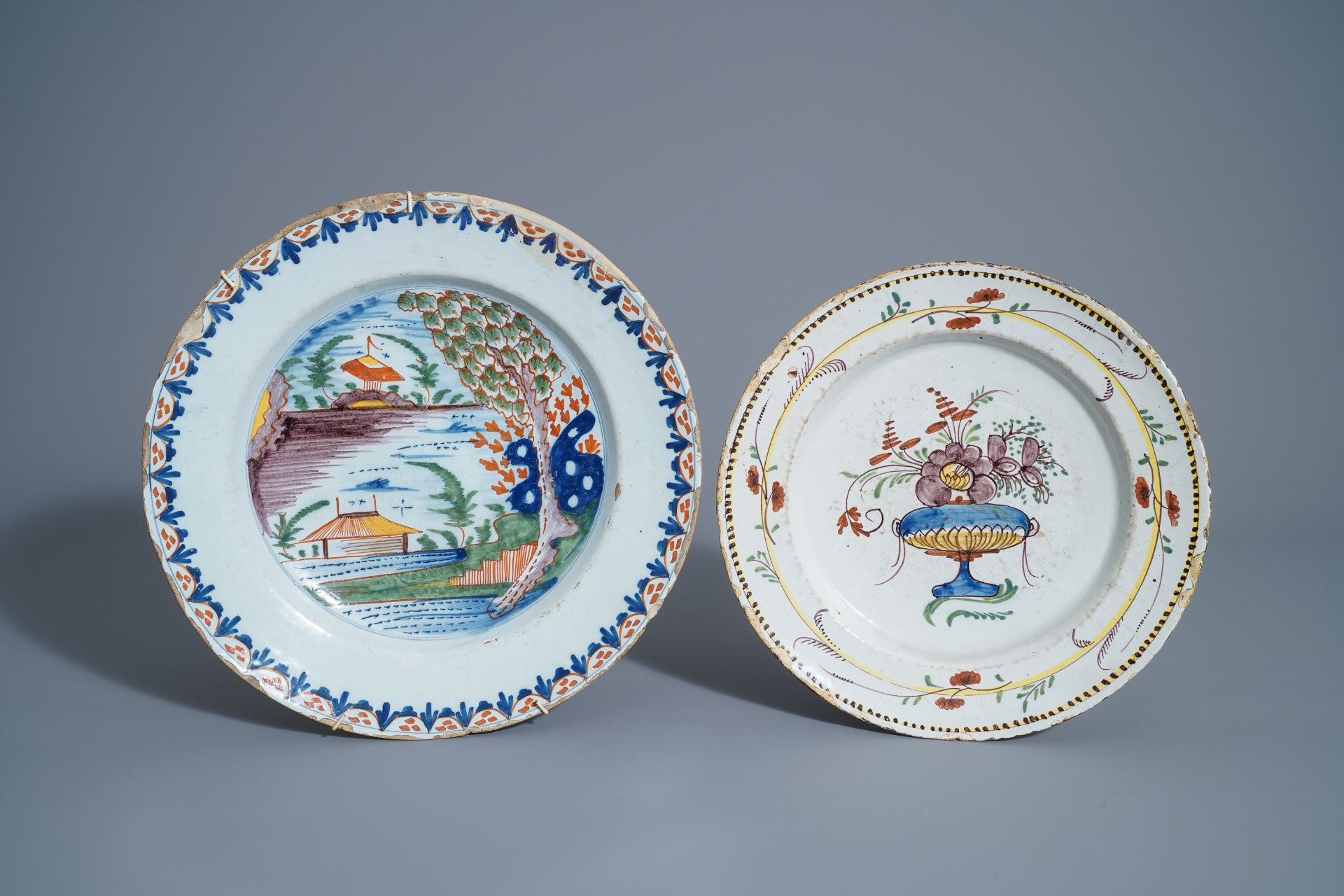Twelve polychrome and blue and white Dutch Delft plates and an oval tray, 18th C. - Image 8 of 13