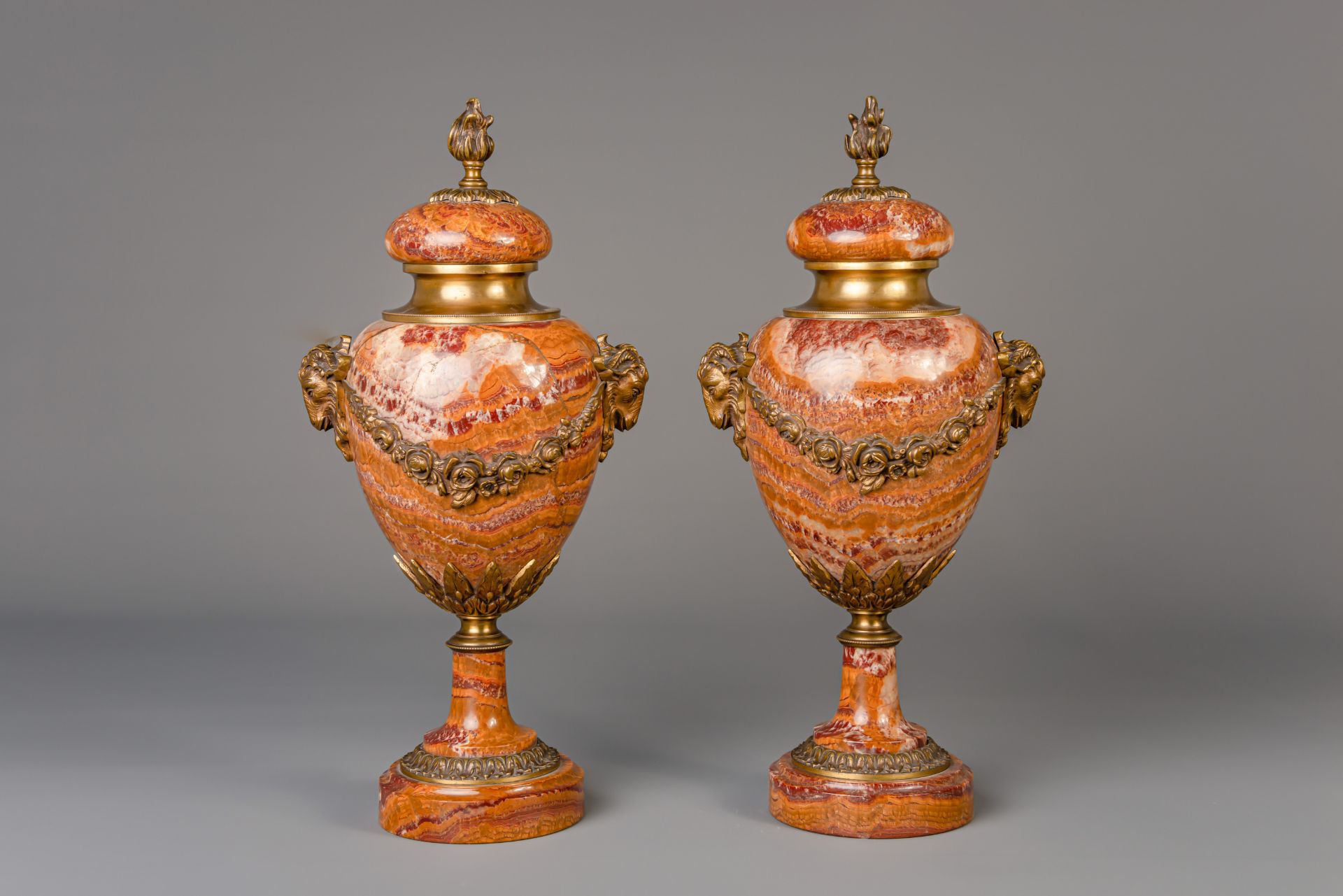 A pair of Neoclassical gilt bronze mounted Breccia Pernice marble urns, 19th/20th C. - Bild 3 aus 6